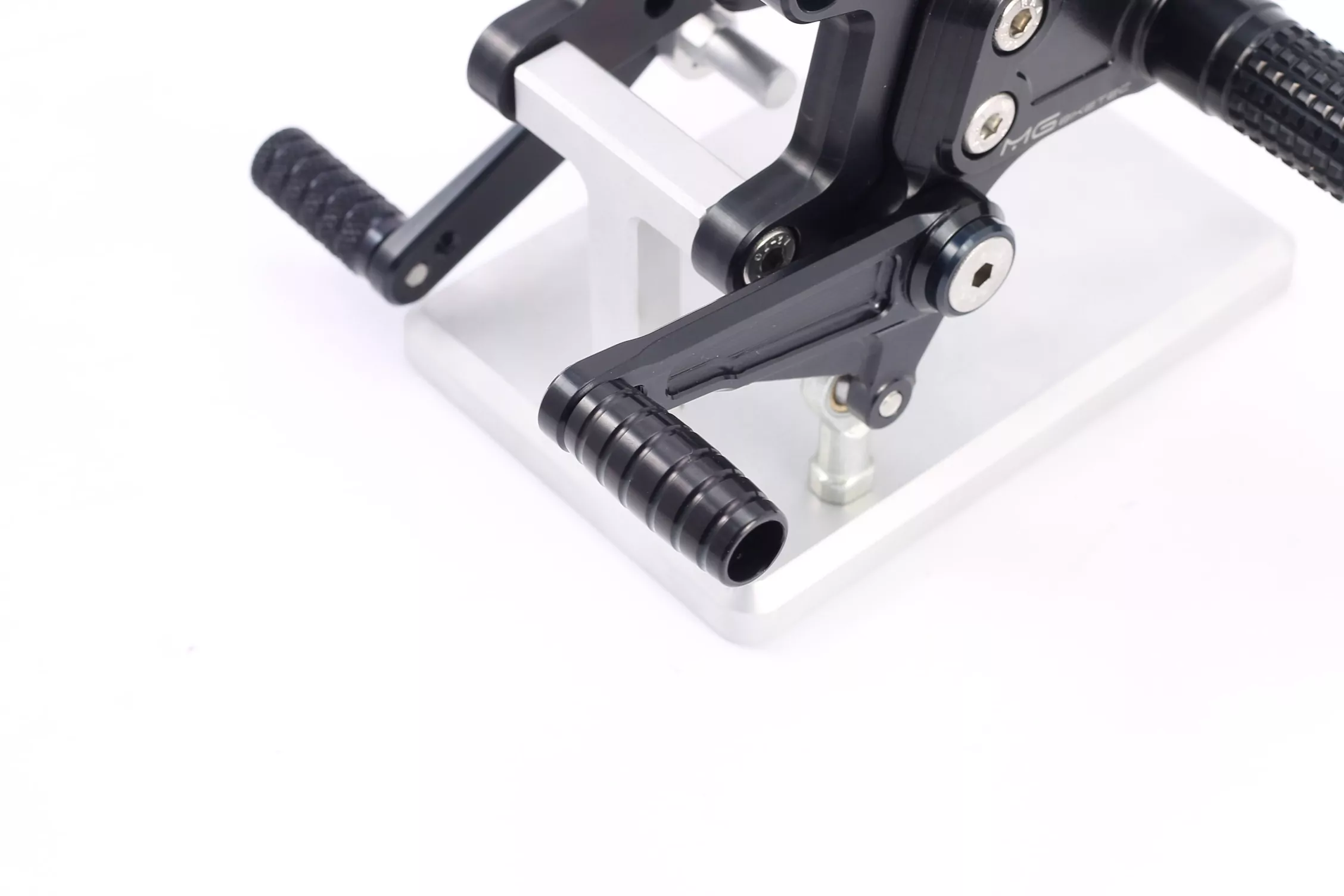 MG Biketec Sportfussrastenanlage / Rastenanlage / Fußrastenanlage mit ABE, gültig in D - A - CH für Aprilia RSV4 1100 / Factory ab 2021