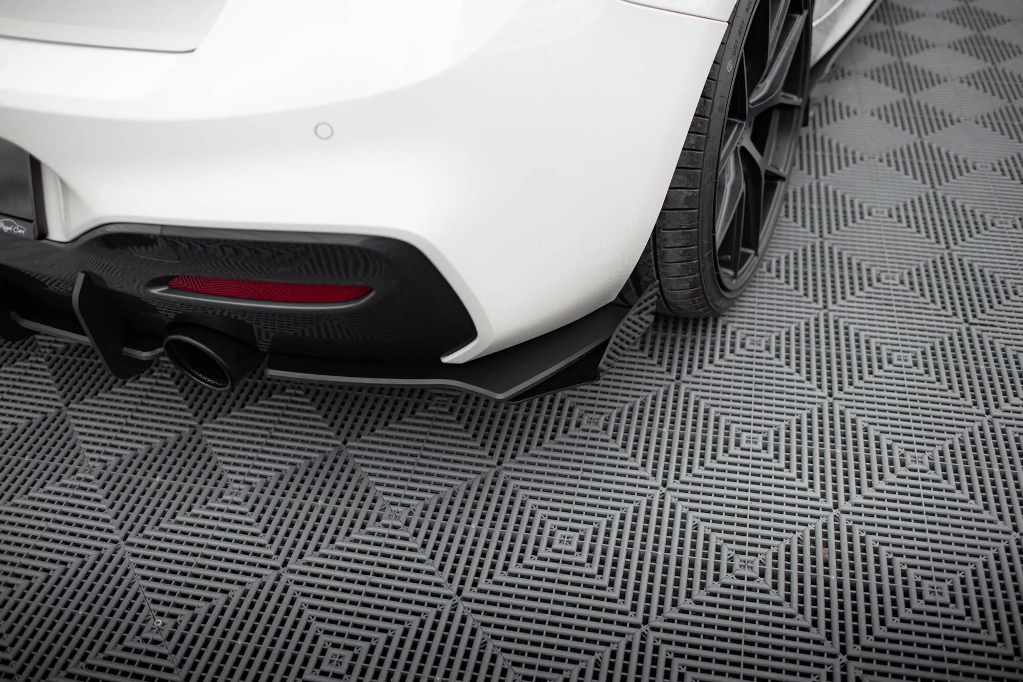 Robuste Racing Heck Ansatz Flaps Diffusor V.2 +Flaps Für BMW 1er F20 M-Paket Facelift / M140i  Schwarz Hochglanz