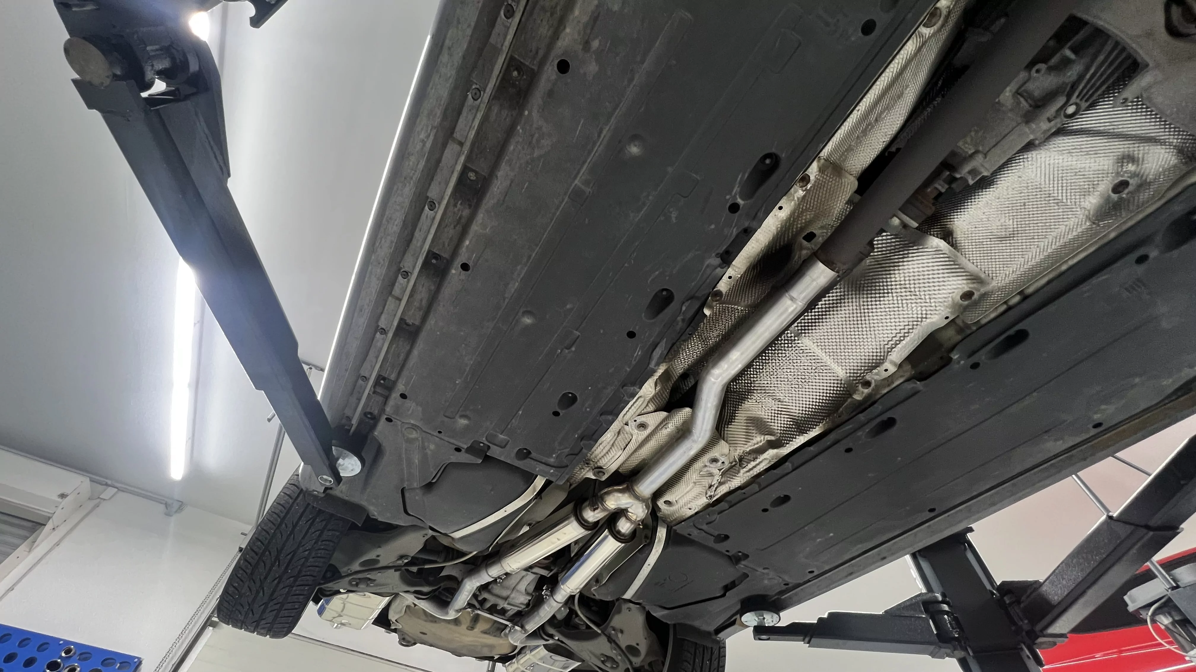 Audi A4 quattro 1,8l/ 2,0l - B6/ B7 Limousine/ Avant  Vorschalldämpfer einflutig