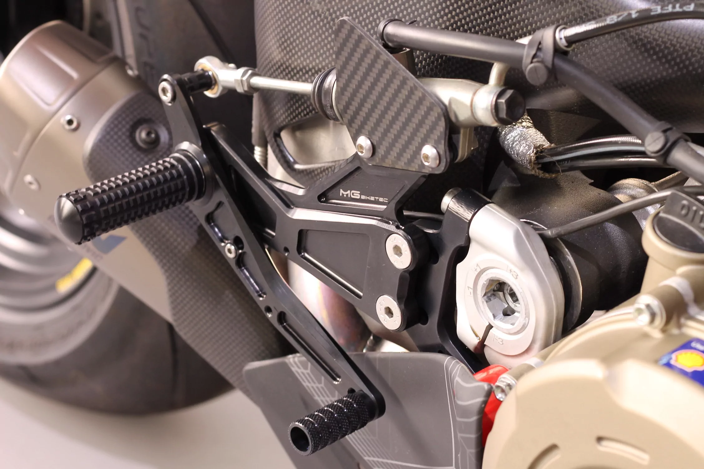 MG Biketec Sportfussrastenanlage / Rastenanlage / Fußrastenanlage mit ABE, gültig in D - A - CH für Ducati Panigale V4 ab 2021