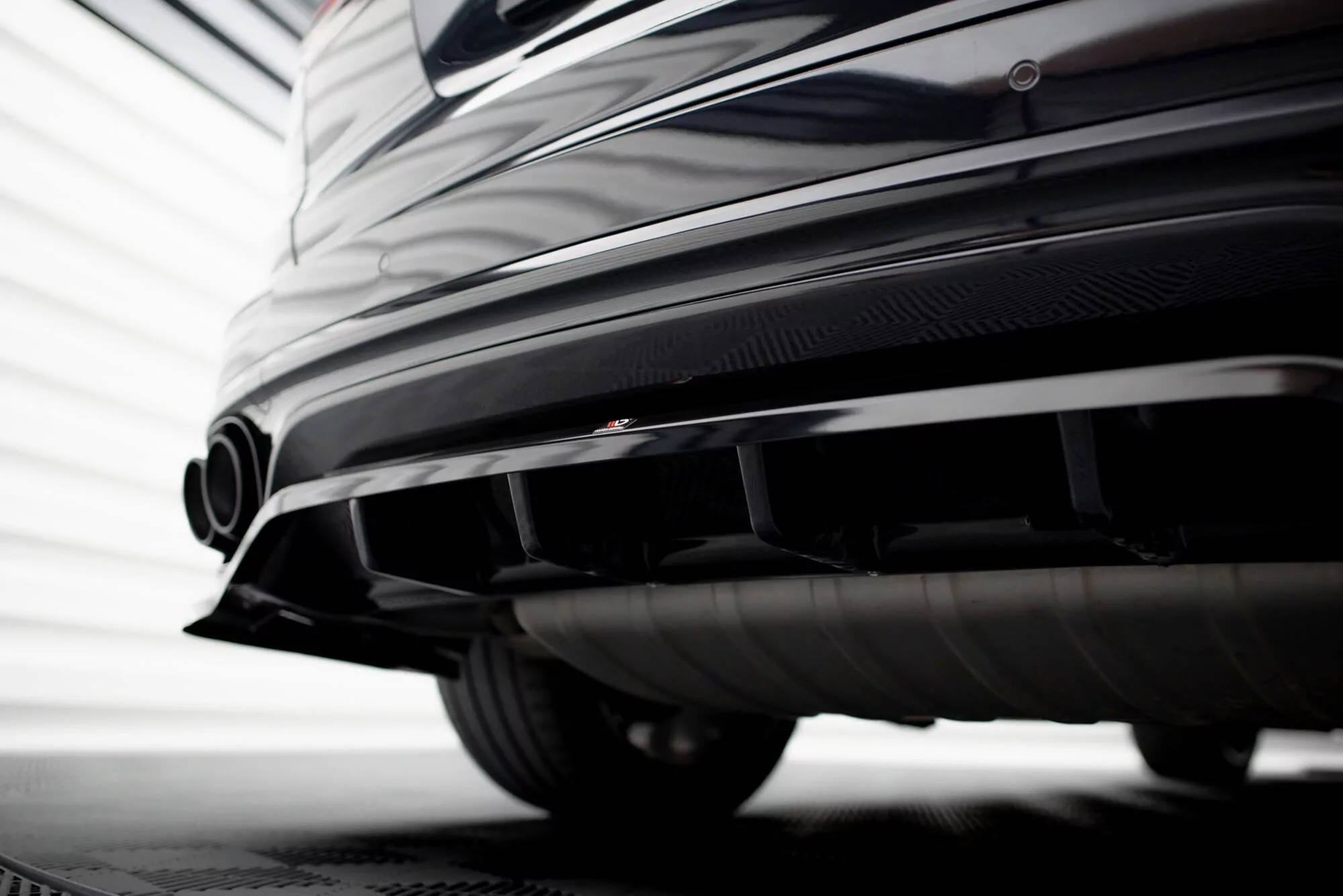 Hinten Splitter (mit Einem Vertikalem Balken) Porsche Cayenne Mk2 Facelift Schwarz Hochglanz