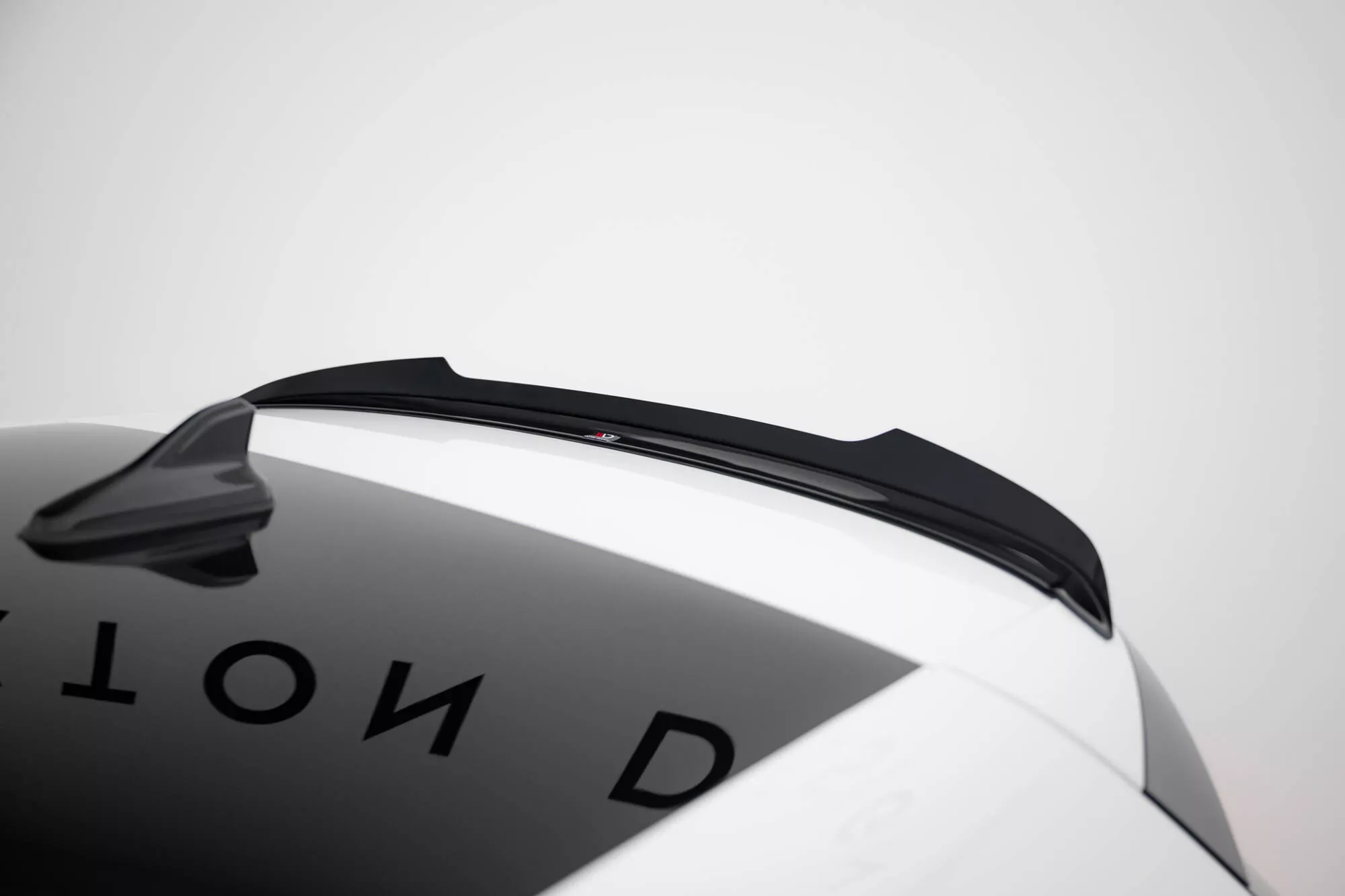 Spoiler CAP V.1 Für Volkswagen Golf GTI / GTE / GTD / R-Line / R Mk8 Schwarz Hochglanz