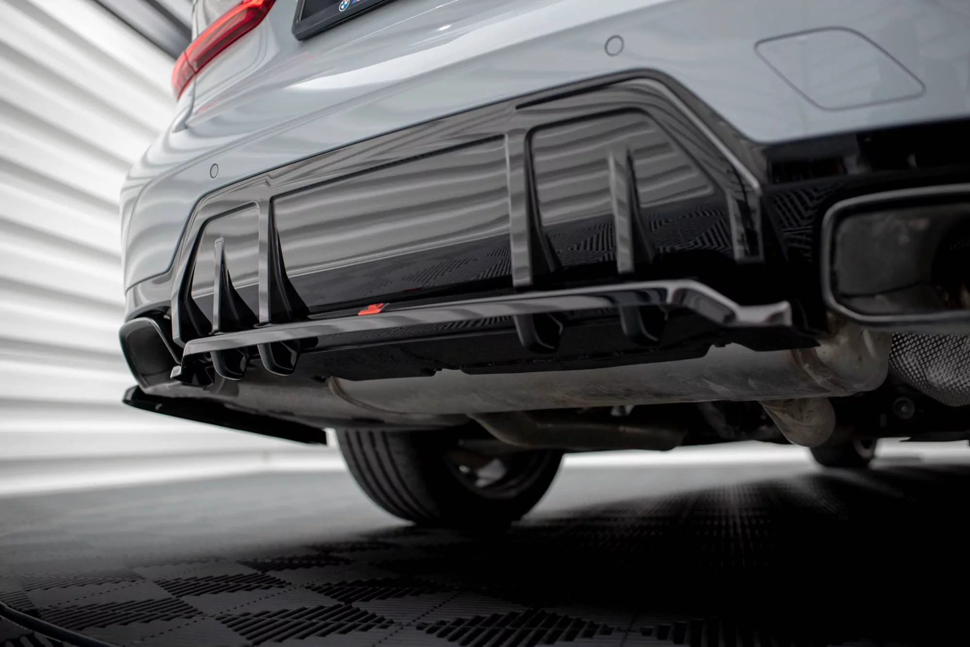 Hinten Splitter (mit Einem Vertikalem Balken) V.1 BMW M340i G20 / G21 Facelift Schwarz Hochglanz