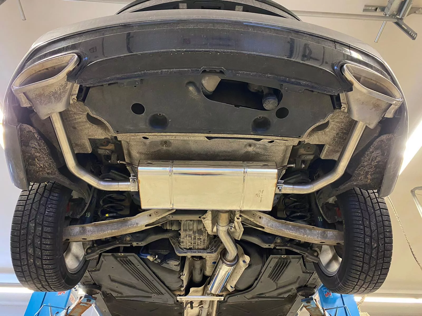 Mercedes CLA - C117/ X117 - AMG 45/ AMG-Line - 4-matic  Endschalldämpfer quer Ausgang rechts/links für Modelle mit AMG45 oder AMG-Line Endrohre - Endrohre in originaler Stoßstange