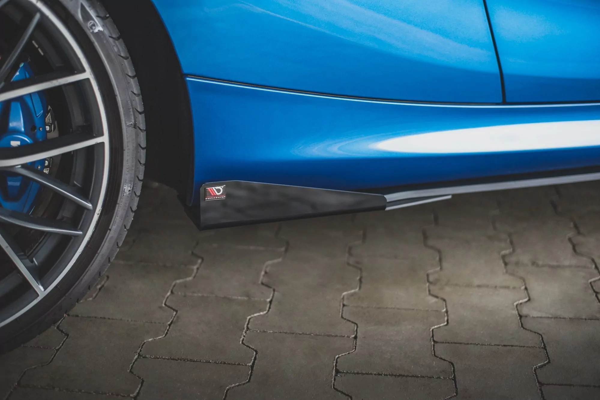 Robuste Racing Seitenschweller Ansatz Für Für + Flaps BMW 1er F21 M135i / M140i / M-Paket Schwarz Hochglanz