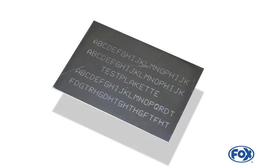 Aufschweißplakette mit Schrift - 70x100mm  Bitte geben Sie Ihren gewünschten Text in Großbuchstaben an (max. 5 Zeilen á 20 Zeichen)