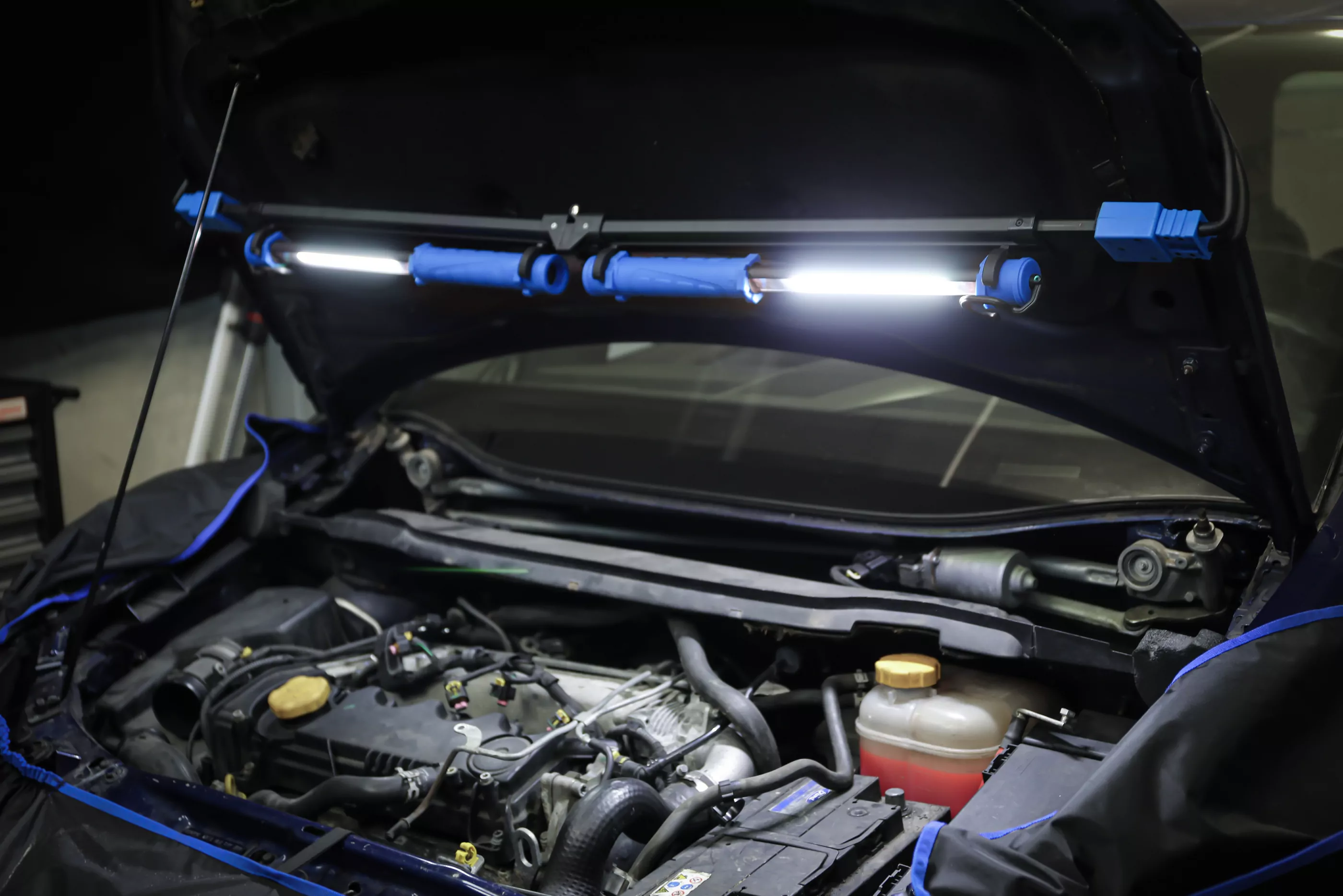 COB-LED-Motorhauben-Leuchte mit Akku & Expanderhalterung | 2 COB-LED Arbeits-Handleuchten