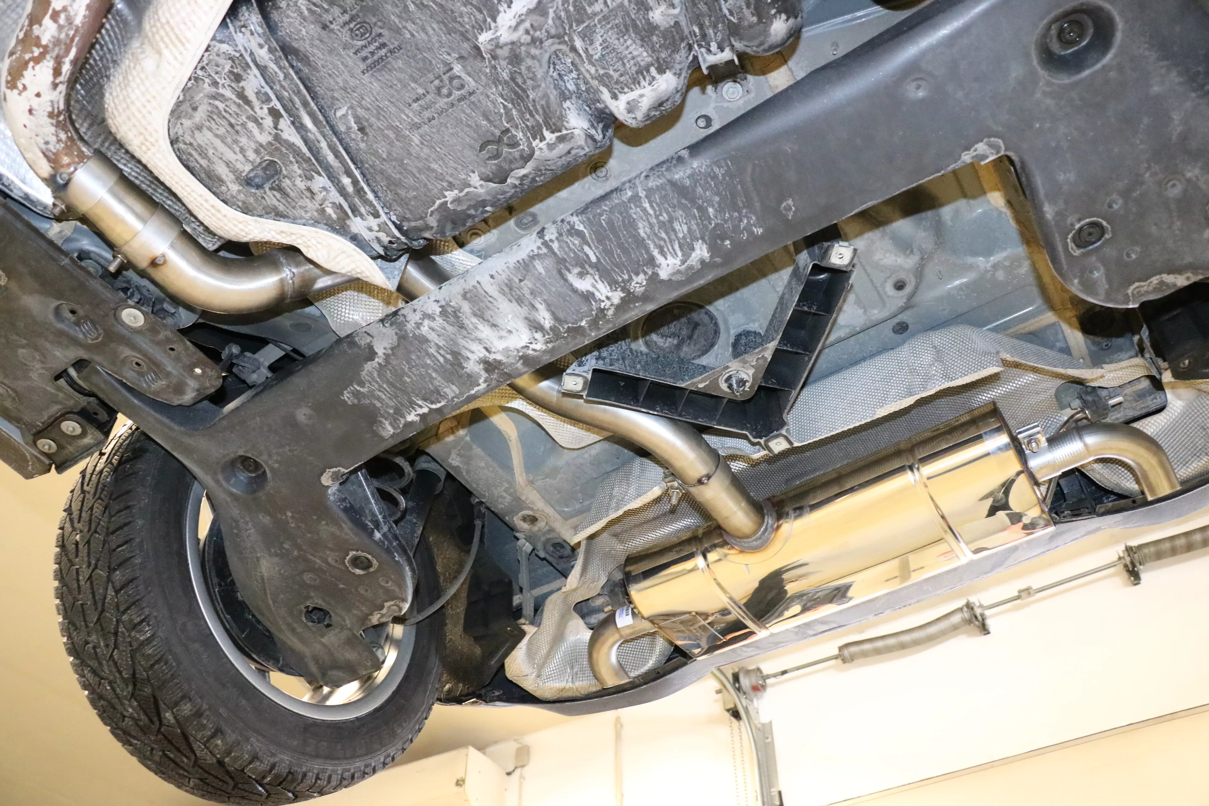 Mercedes A-Klasse - 177 - Starre Hinterachse  Endschalldämpfer quer Ausgang rechts/links