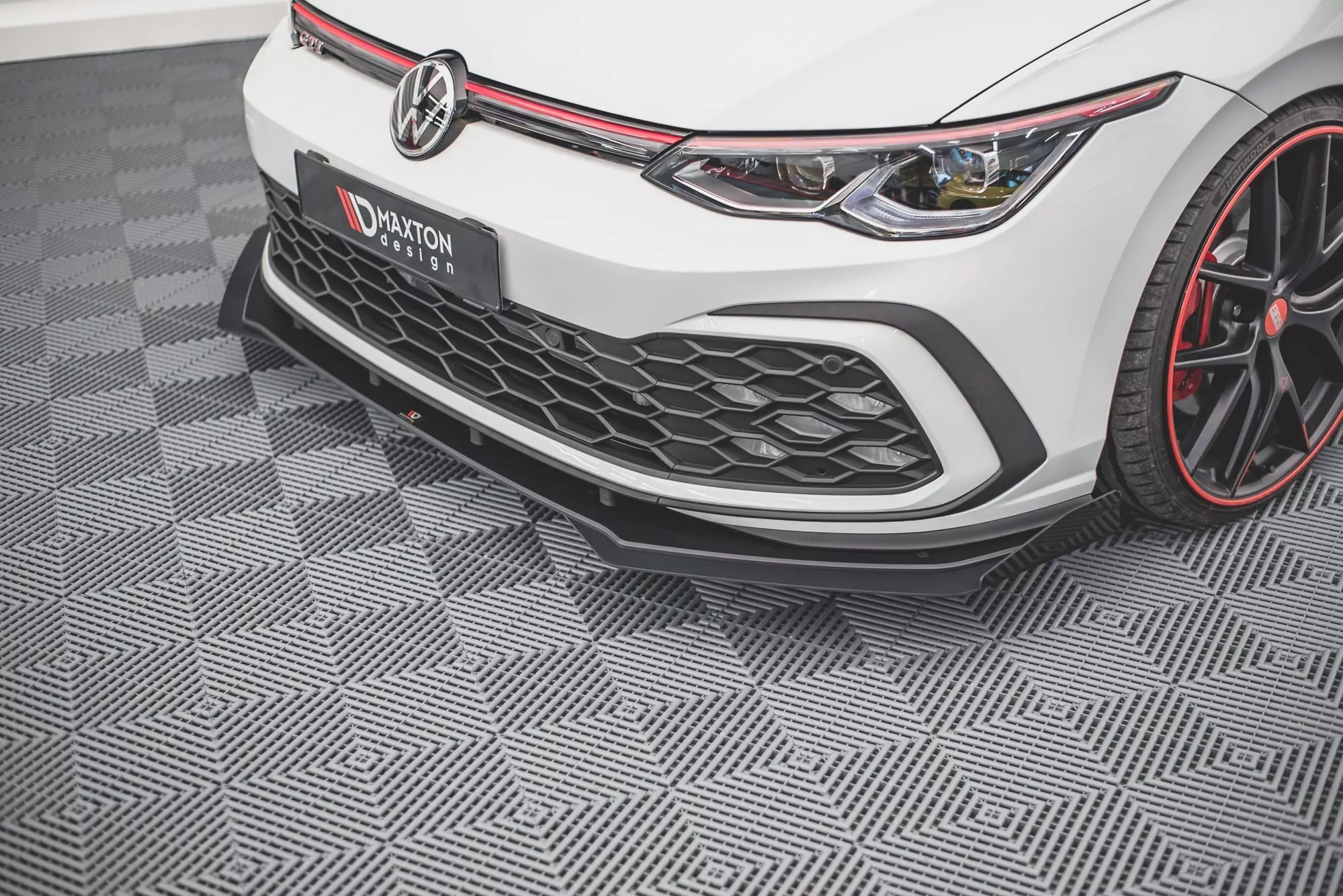 Robuste Racing Front Ansatz Für Passend +Flaps Für Volkswagen Golf GTI / GTE / R-Line Mk8 Schwarz Hochglanz