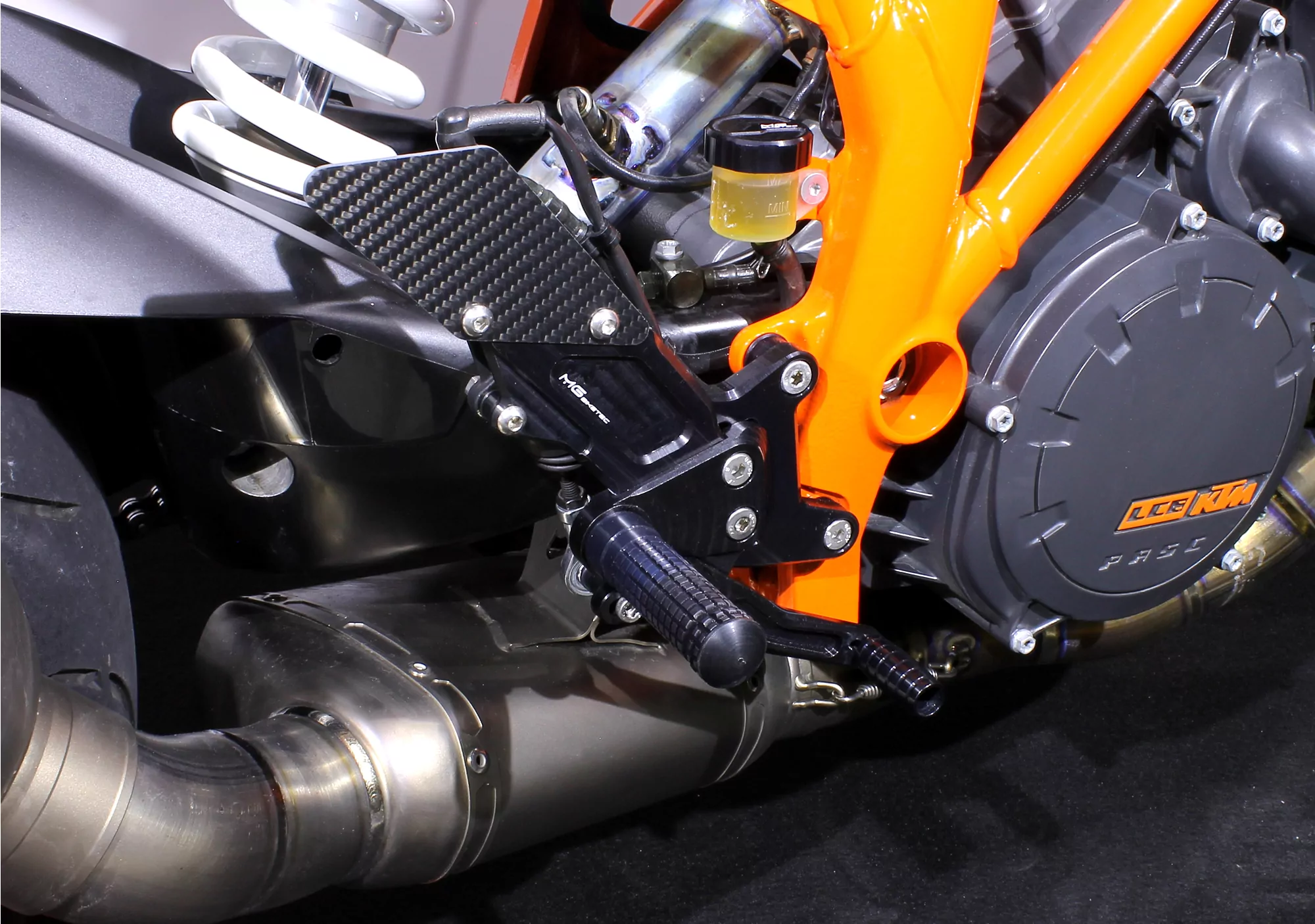 MG Biketec Sportfussrastenanlage / Rastenanlage / Fussrastenanlage mit ABE, gültig in D - A - CH für KTM 1290 Super Duke GT ab 2016-2020