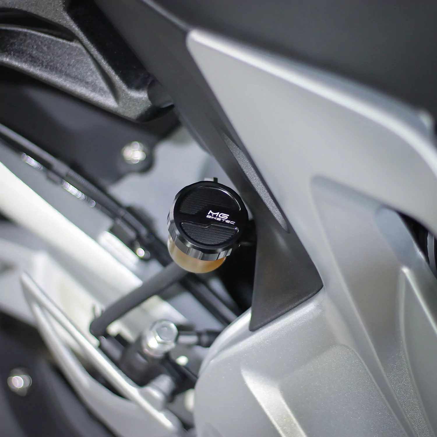 MG Biketec Behälterdeckel- Bremsflüssigkeit hinten für Aprilia RSV 1000 Mille / R ab 1999-2003