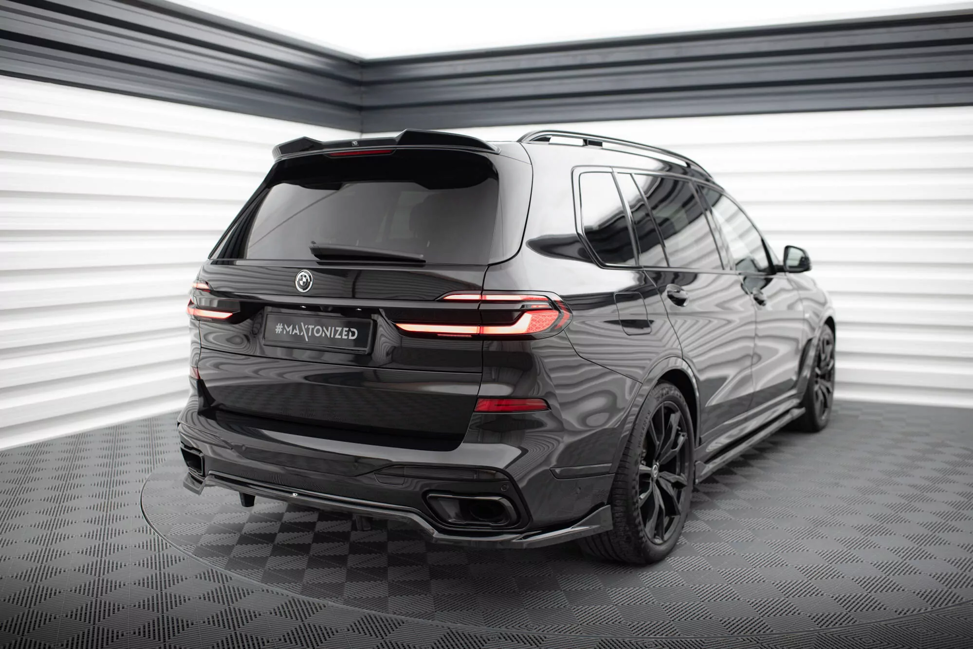 Hinten Splitter (mit Einem Vertikalem Balken) BMW X7 M-Paket G07 Facelift Schwarz Hochglanz