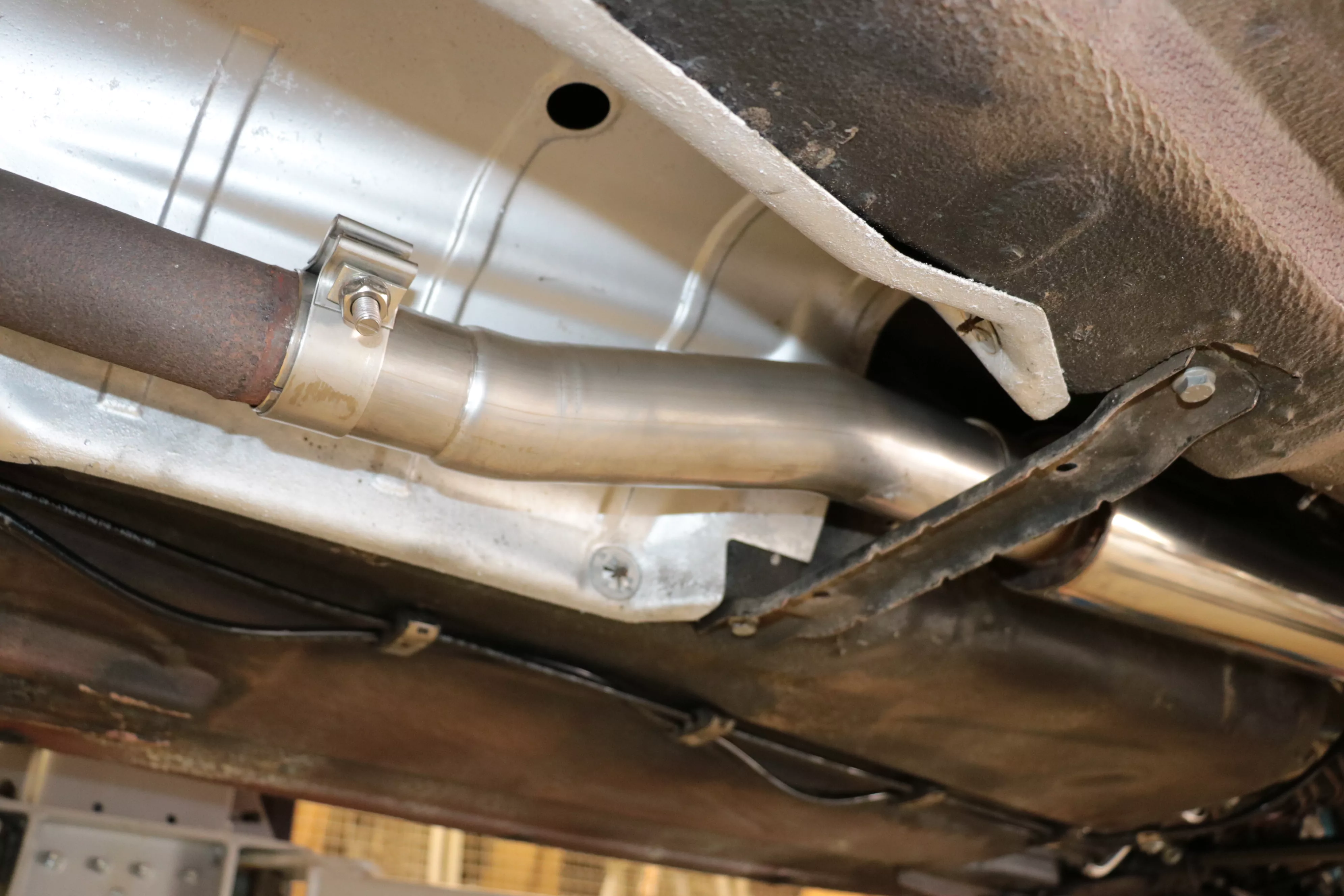 Audi 80/90 - Typ 89, B3, B4 - Limousine/ Coupe/ Cabrio  Verbindungsrohr zum Kat für AU011000-VSD