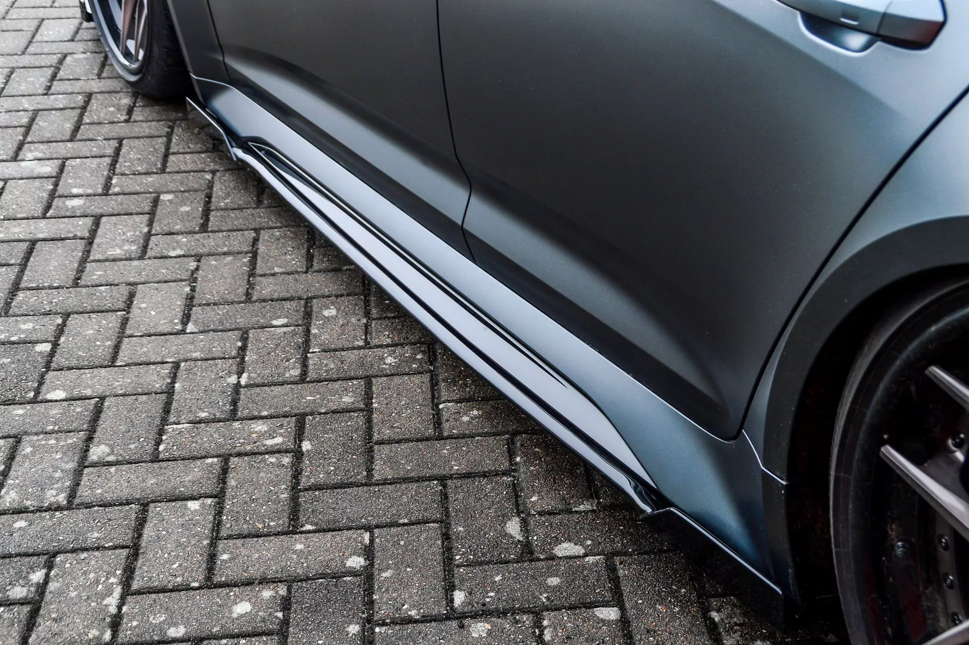 Seitenschweller mit Wing vorne und hinten für Audi RS6 C8 Bj .ab.2019-