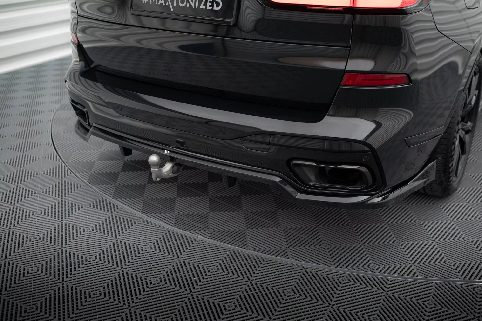 Hinten Splitter (mit Einem Vertikalem Balken) BMW X7 M-Paket G07 Facelift Schwarz Hochglanz