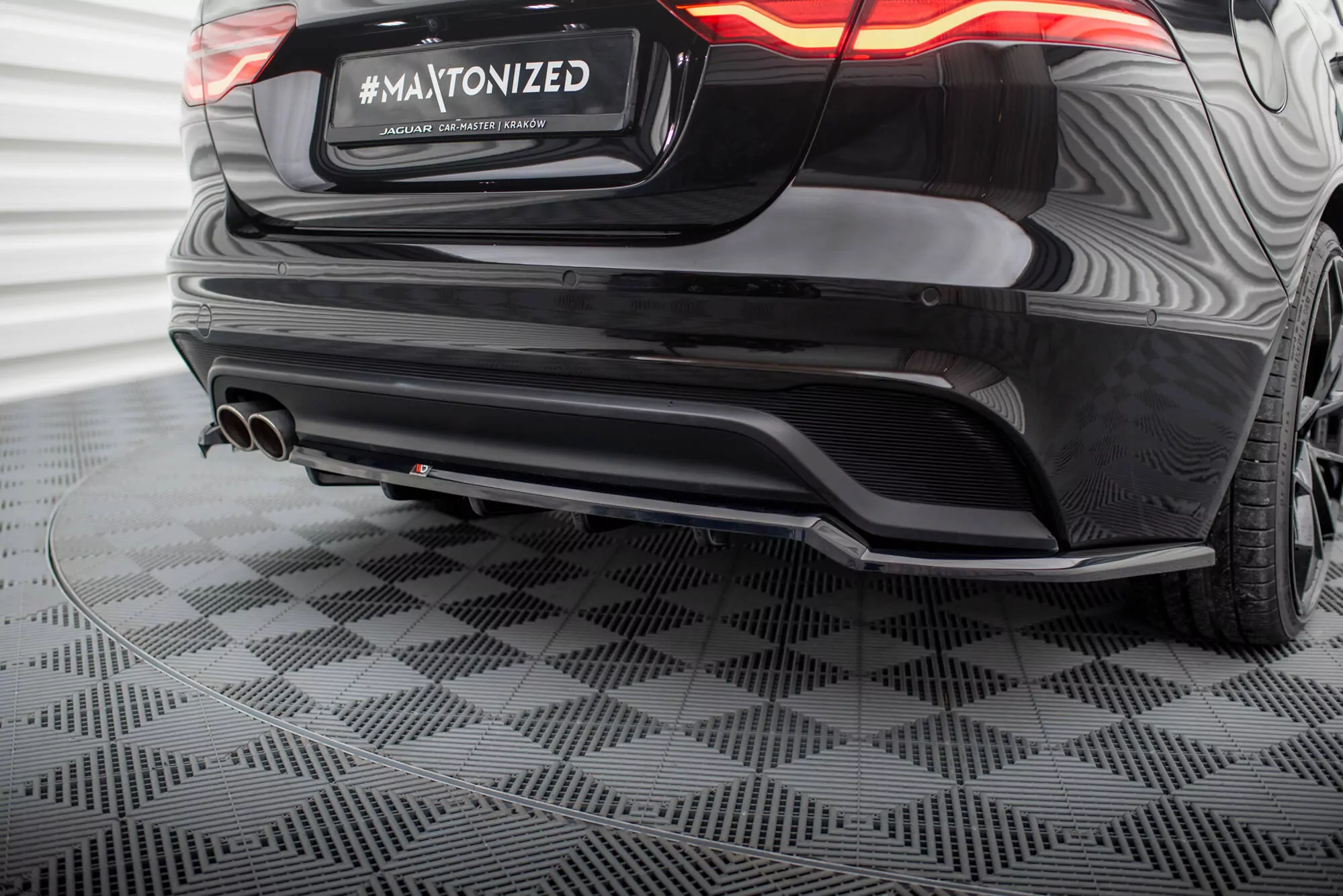 Hinten Splitter (mit Einem Vertikalem Balken) Jaguar XE X760 Facelift Schwarz Hochglanz