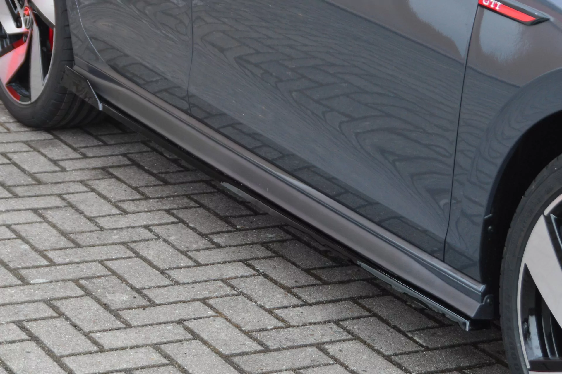 CUP Seitenschweller mit Wing aus ABS für VW Golf 8 GTI + GTD