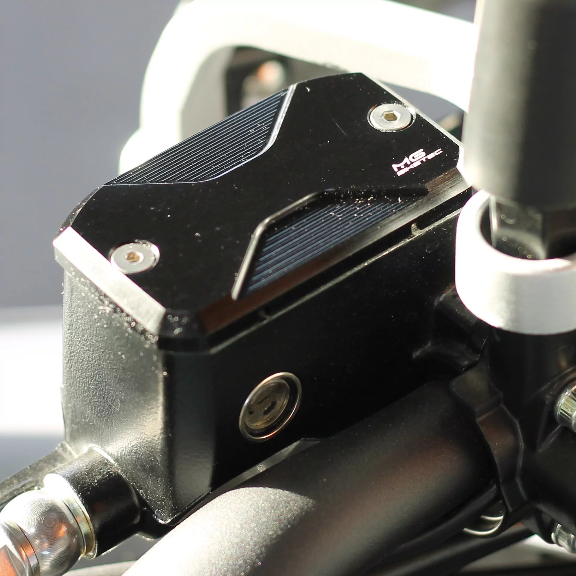 MG Biketec Behälterdeckel- Bremsflüssigkeit vorne für Benelli BN 302 ab 2014