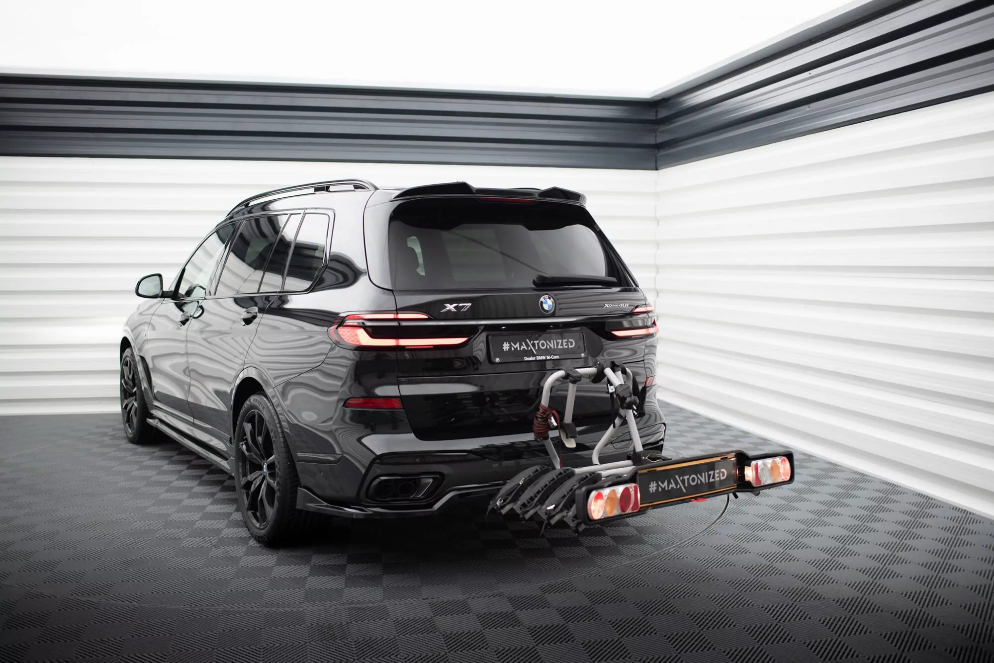 Hinten Splitter (mit Einem Vertikalem Balken) BMW X7 M-Paket G07 Facelift Schwarz Hochglanz