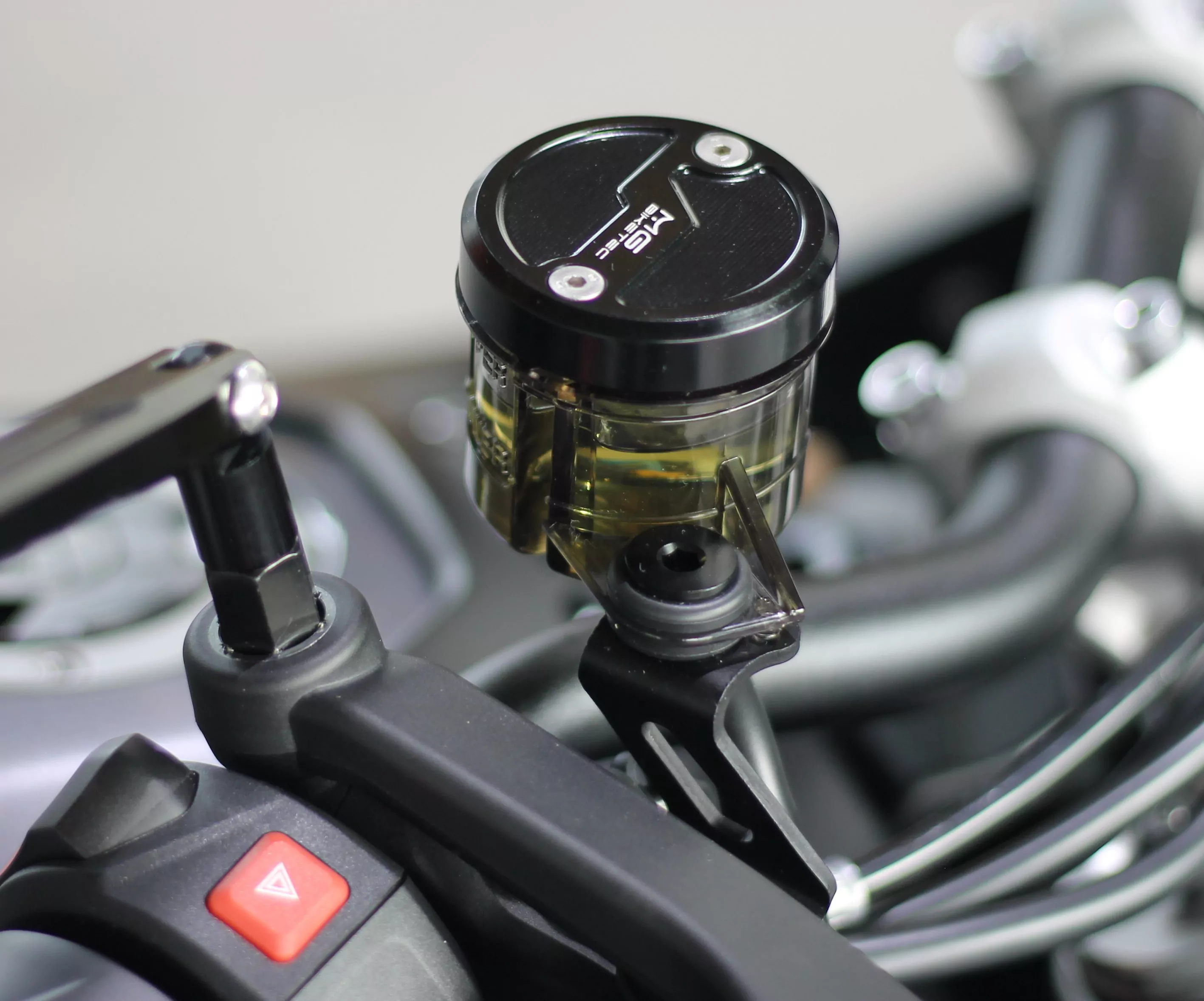 MG Biketec Behälterdeckel- Bremsflüssigkeit vorne für Triumph Tiger 900 ab 2024