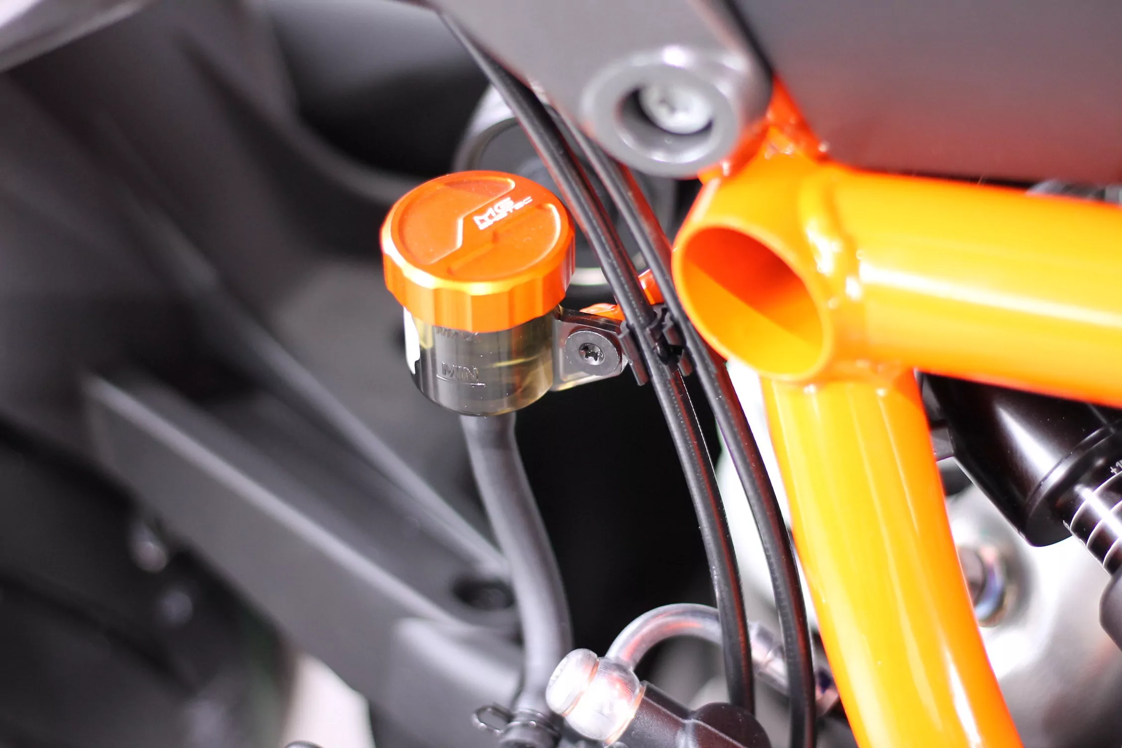 MG Biketec Behälterdeckel- Bremsflüssigkeit hinten für Aprilia RSV 1000 Mille / R ab 1999-2003