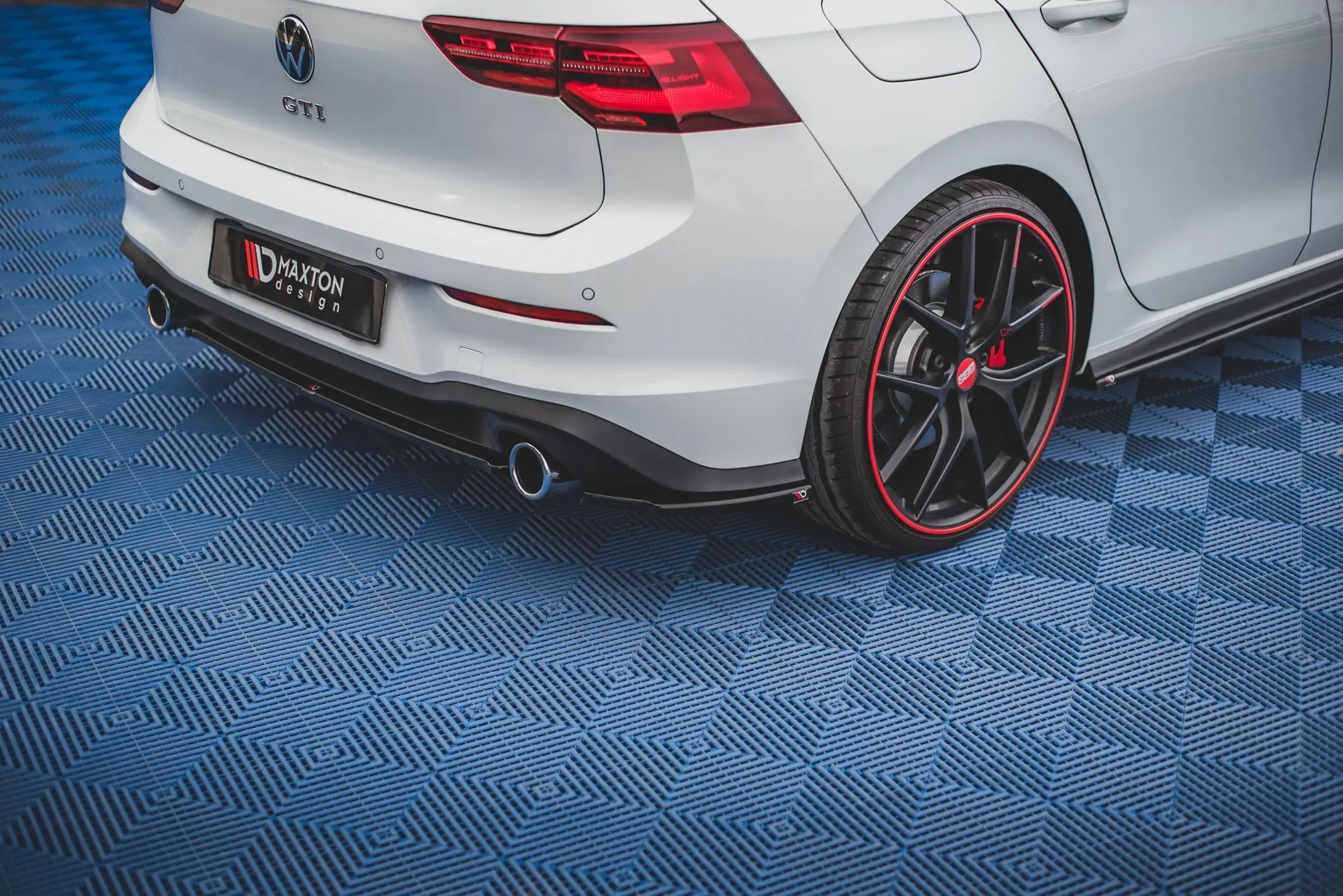 Heck Ansatz Flaps Diffusor V.1 Für Volkswagen Golf GTI / GTE Mk8 Schwarz Hochglanz