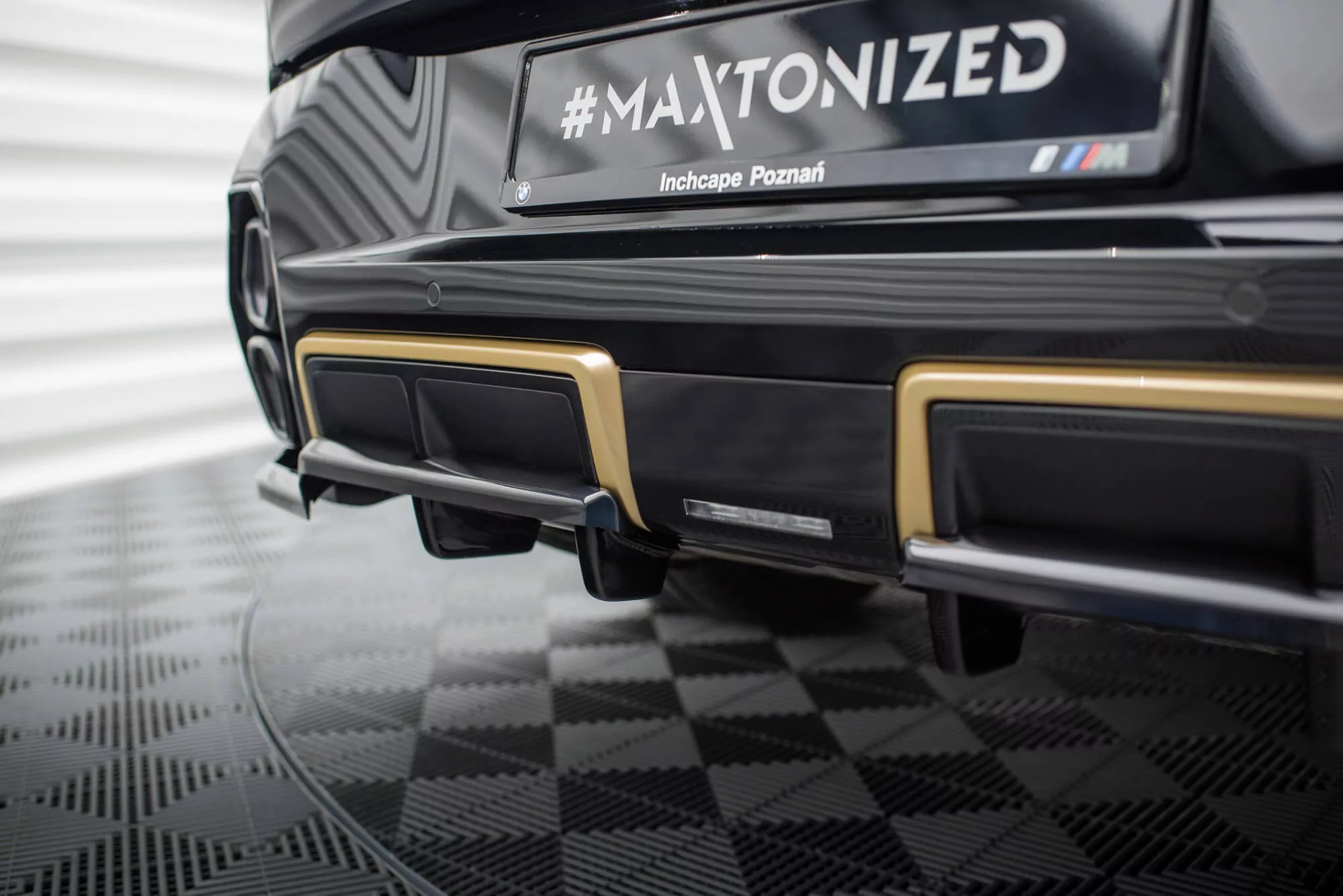 Hinten Splitter (mit Einem Vertikalem Balken) BMW XM G09 Schwarz Hochglanz