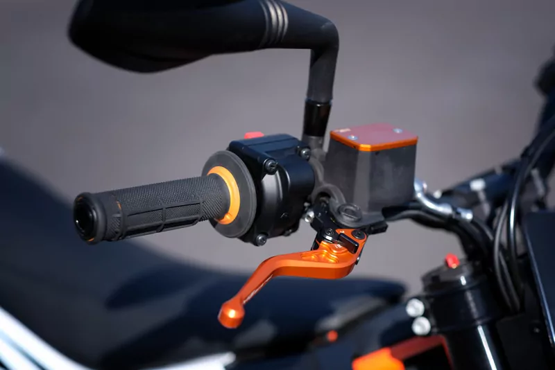 MG Biketec Behälterdeckel- Bremsflüssigkeit vorne für Ducati Hypermotard 821 ab 2013