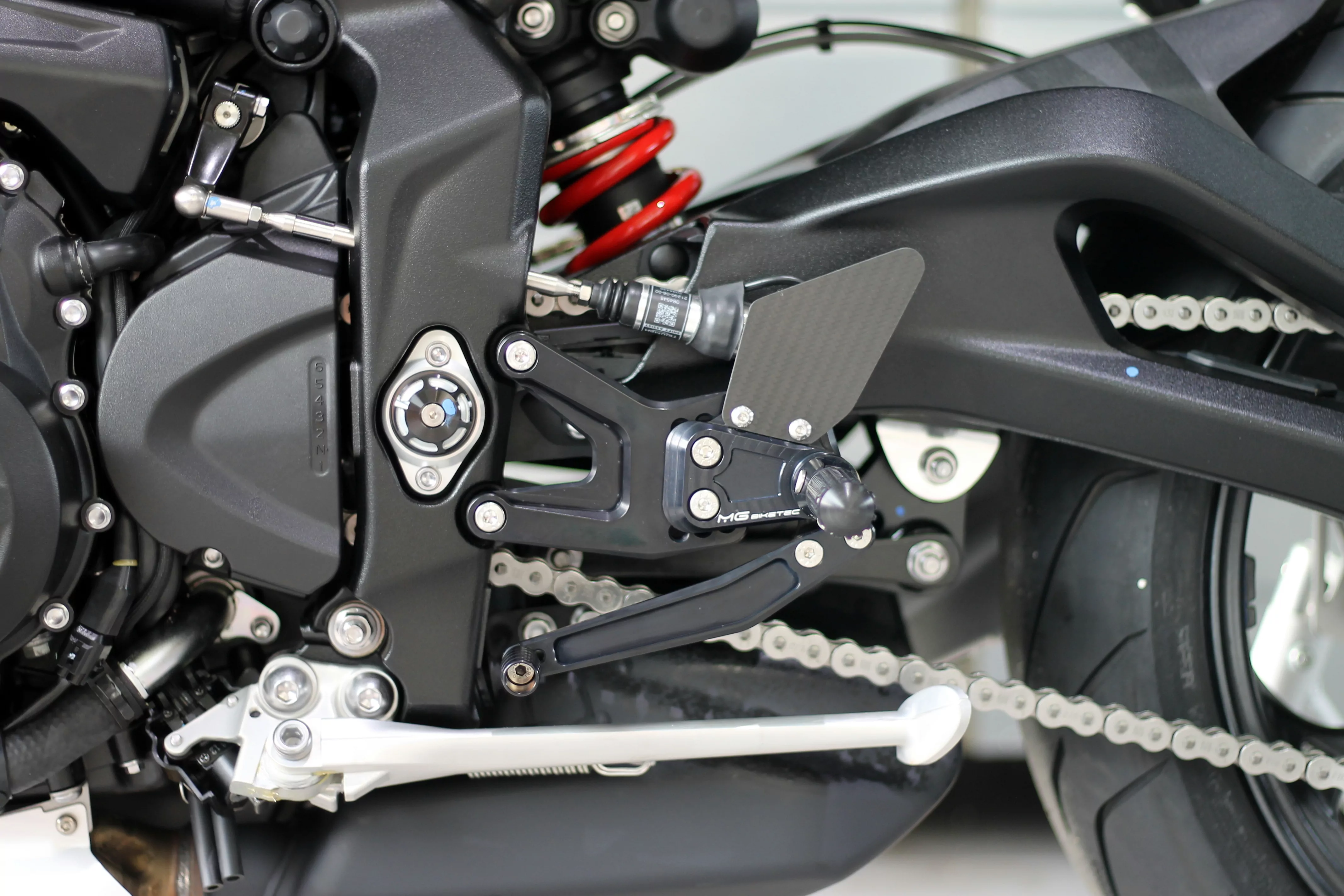 MG Biketec Sportfussrastenanlage / Rastenanlage / Fußrastenanlage mit ABE, gültig in D - A - CH für Triumph Street Triple 765 S / R / RS ab 2023