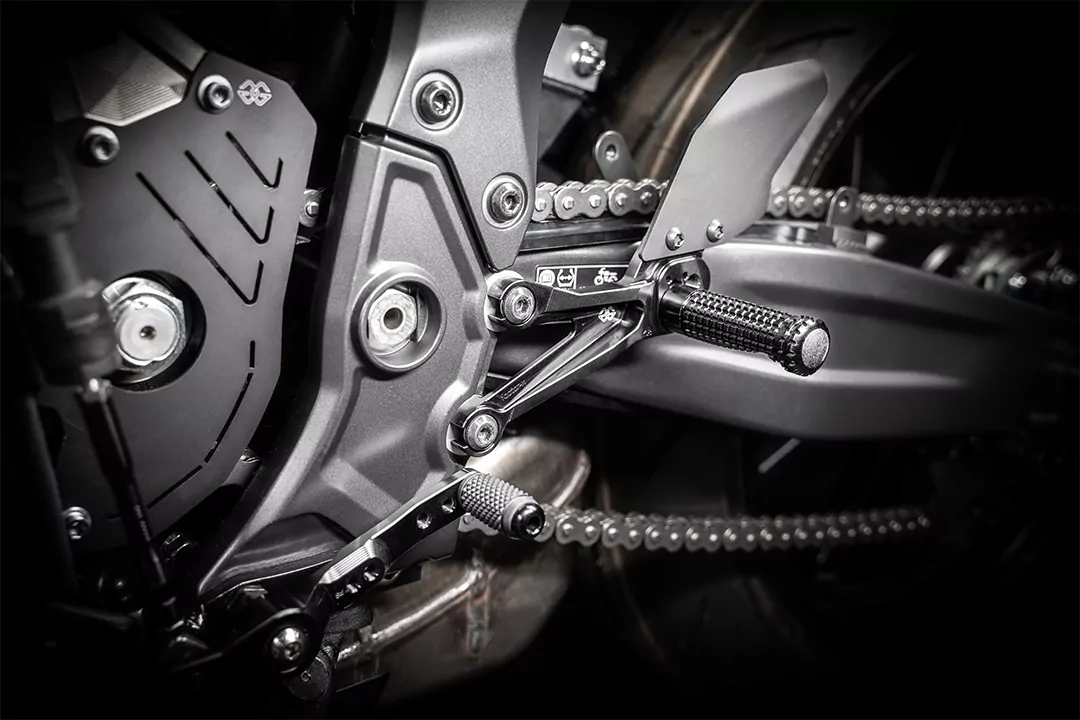 GILLES FXR Fußrastenanlage für Yamaha YZF-R7 RM39 schwarz