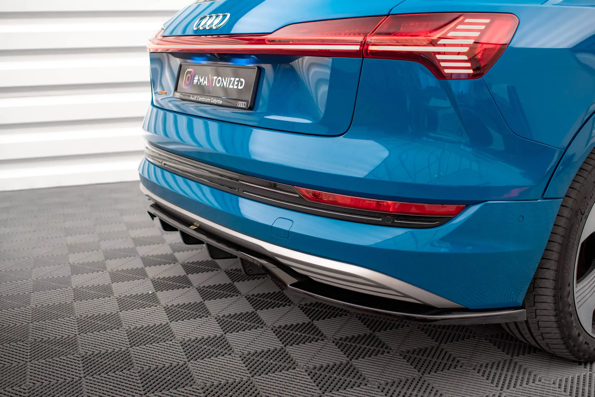 Hinten Splitter (mit Einem Vertikalem Balken) Audi E-tron Schwarz Hochglanz