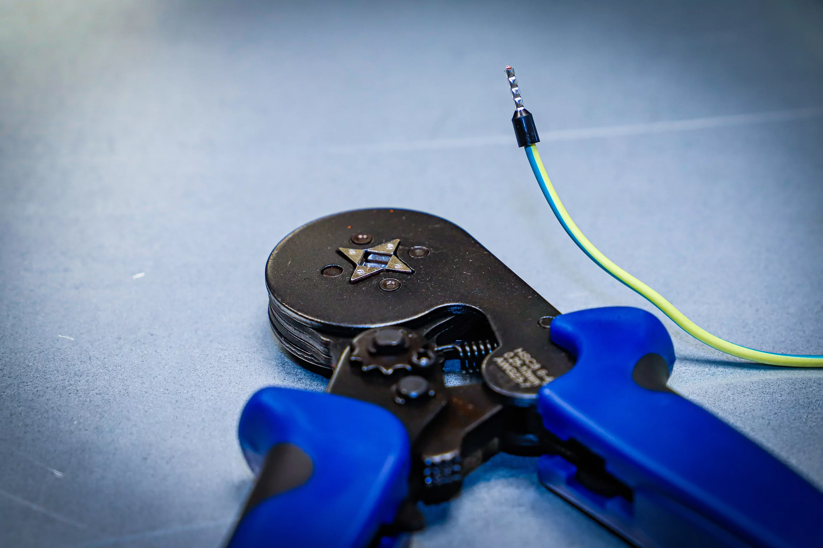 Crimpzange für Aderendhülsen 0,25 - 10 mm² | mit Aderendhülsen-Sortiment 0,5 - 10 mm²