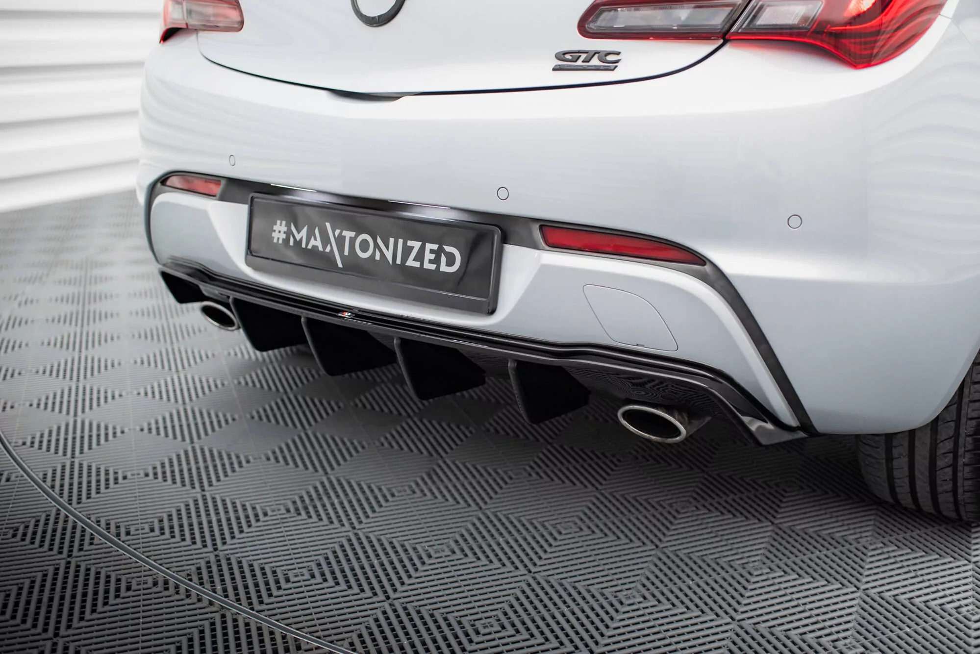 Diffusor Heck Ansatz Für Opel Astra GTC OPC-Line J (Version Mit Einzelauspuff Auf Beiden Seiten) Schwarz Hochglanz