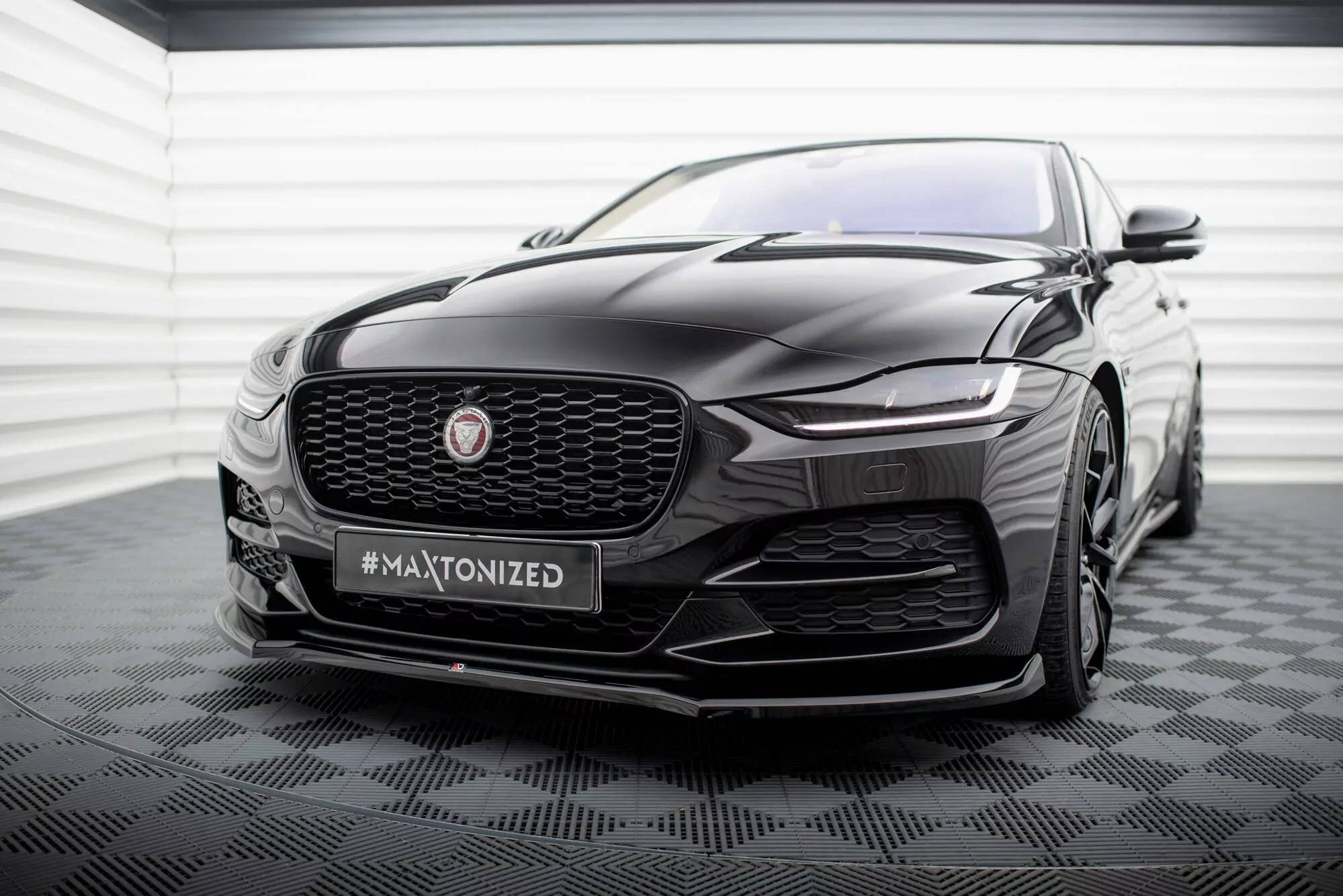 Front Ansatz V.1 Für Jaguar XE X760 Facelift Schwarz Hochglanz