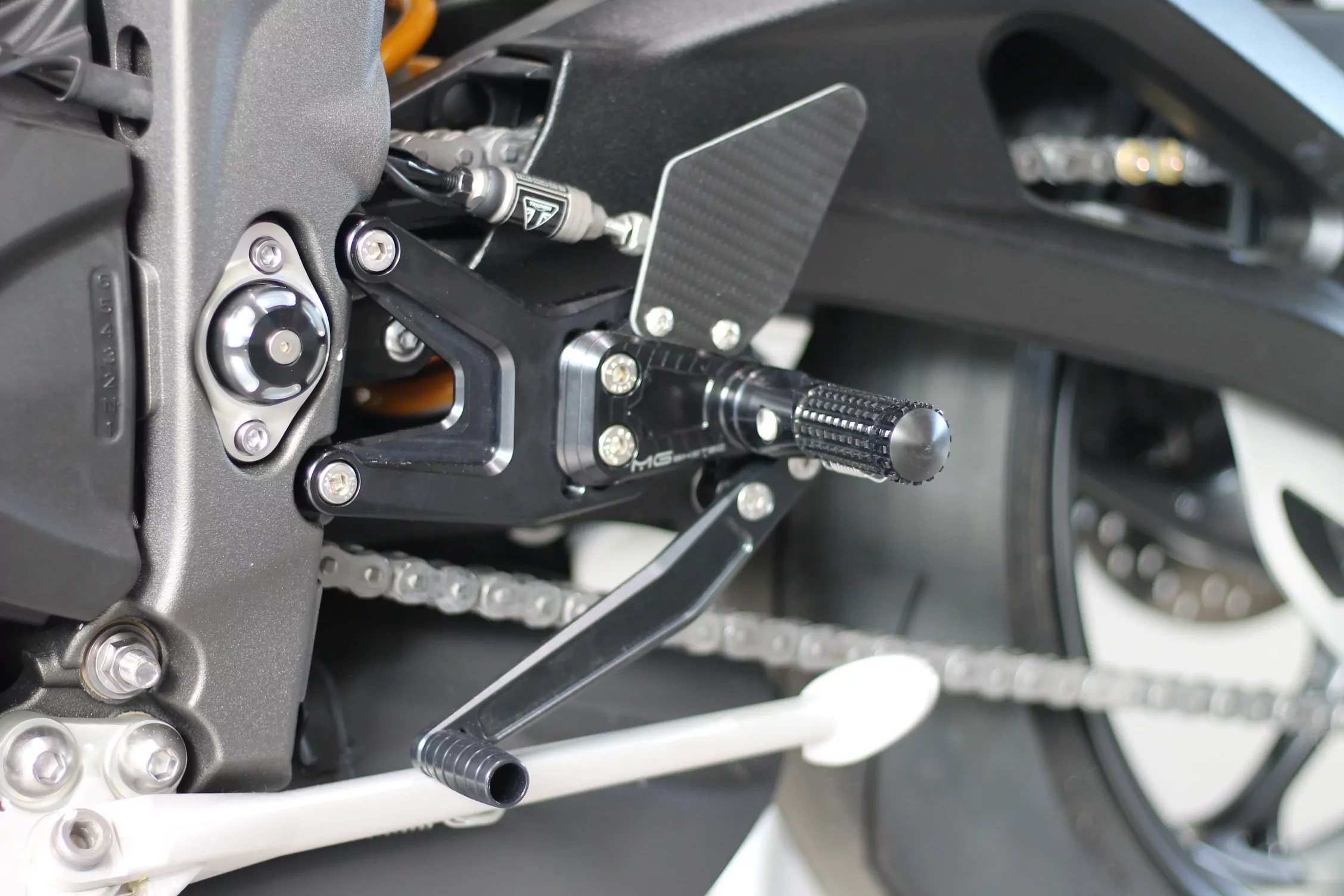 MG Biketec Sportfussrastenanlage / Rastenanlage / Fußrastenanlage mit ABE, gültig in D - A - CH für Triumph Street Triple 675 ab 2013-2016