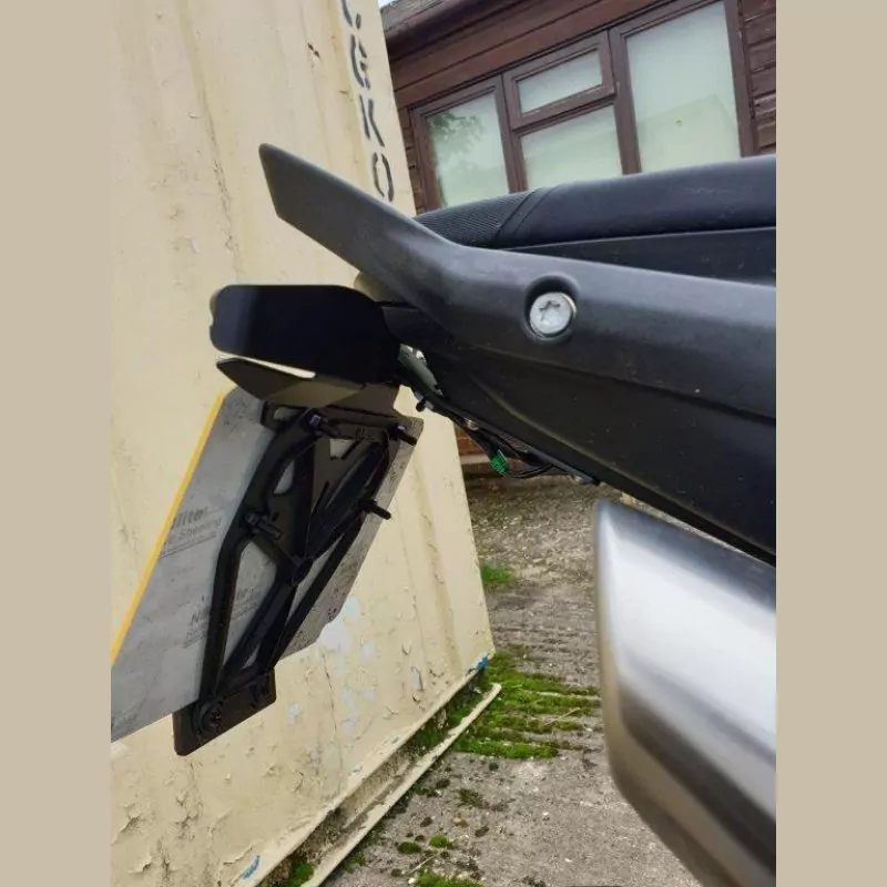 R&G Premium Kennzeichenhalter mit Hitzeschutz für Blinker KTM Duke 790 2018- / Duke 890 R 2020-