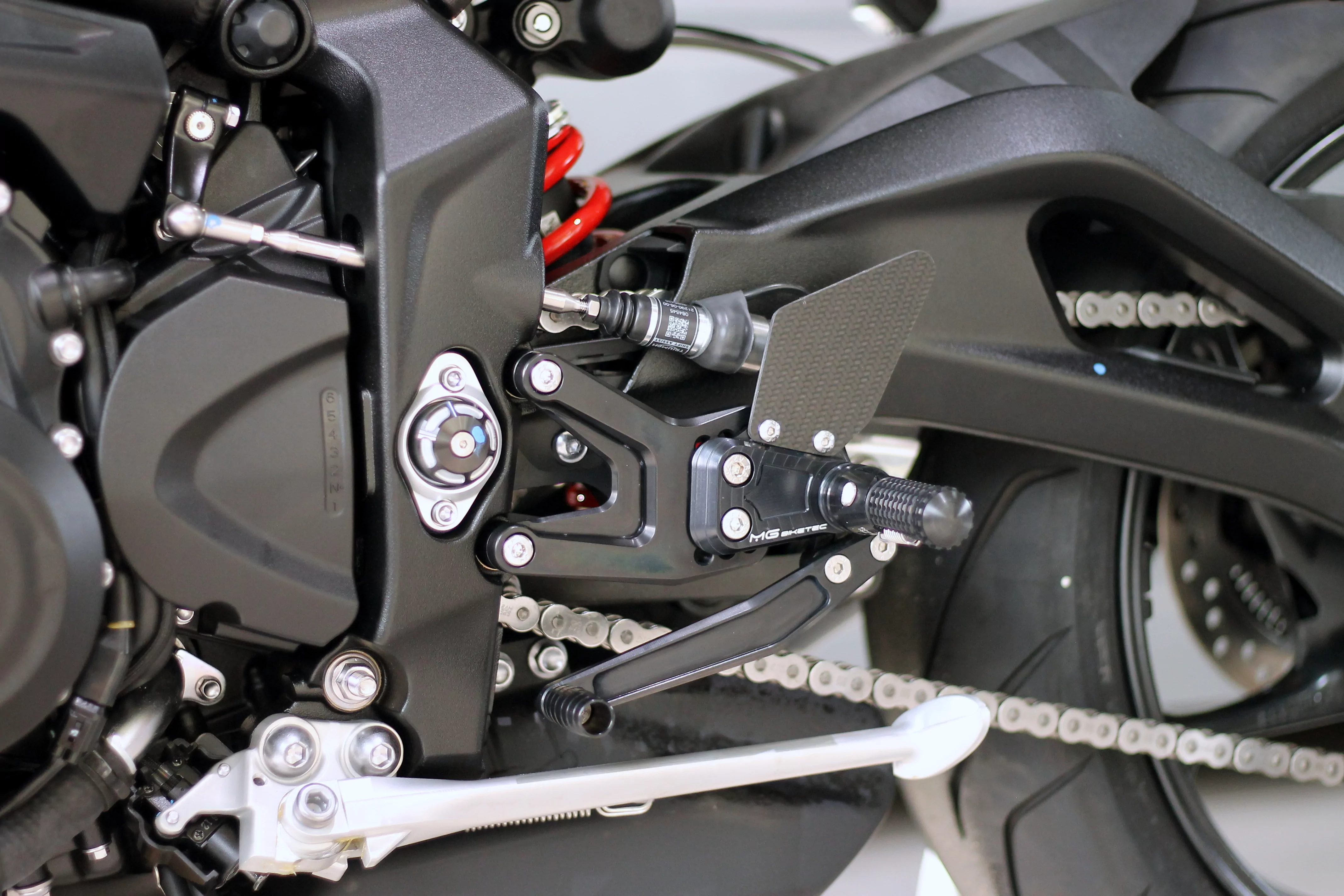 MG Biketec Sportfussrastenanlage / Rastenanlage / Fußrastenanlage mit ABE, gültig in D - A - CH für Triumph Street Triple 765 S / R / RS ab 2023