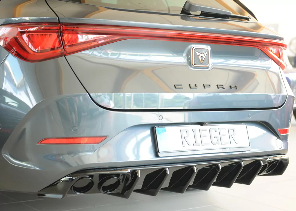 Rieger Heckeinsatz (für Fzg. mit AHK) glanz schwarz für Seat Leon (KL) 5-tür. (ST/Sportstourer) 09.20-06.24 (bis Facelift)