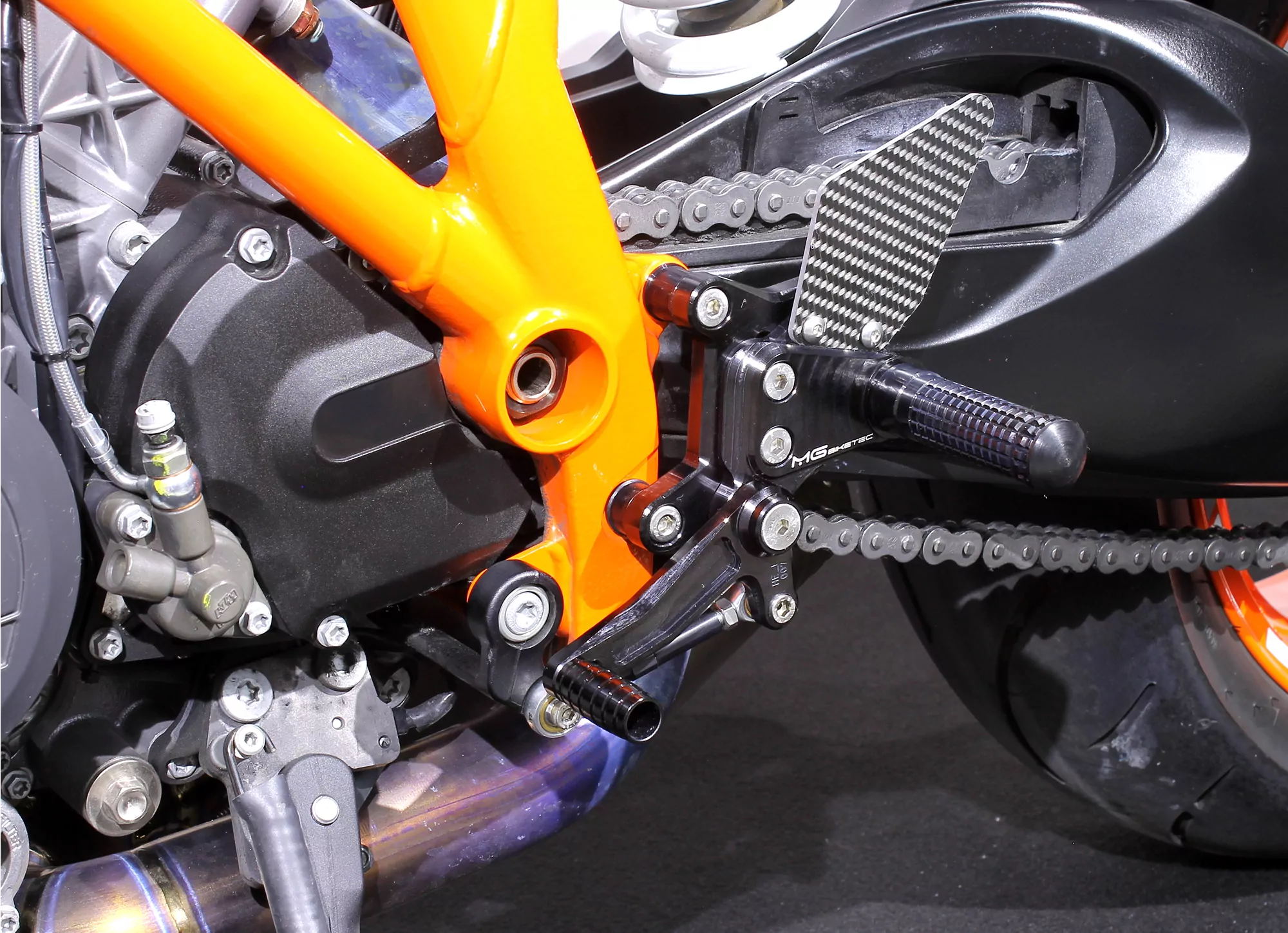 MG Biketec Sportfussrastenanlage / Rastenanlage / Fussrastenanlage mit ABE, gültig in D - A - CH für KTM 1290 Super Duke GT ab 2016-2020