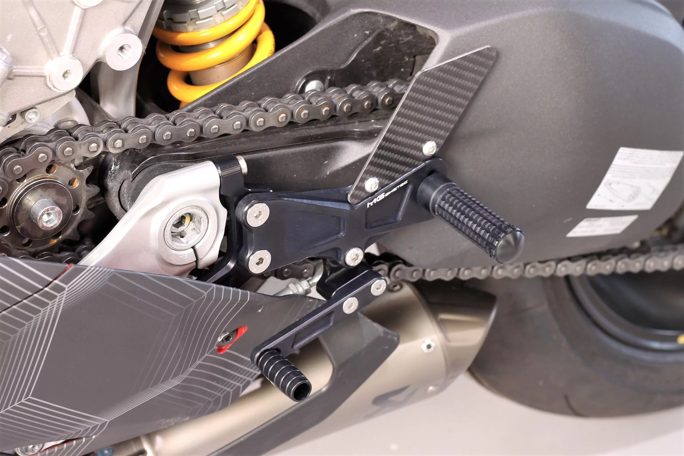 MG Biketec Sportfussrastenanlage / Rastenanlage / Fußrastenanlage mit ABE, gültig in D - A - CH für Ducati Panigale V4 ab 2021