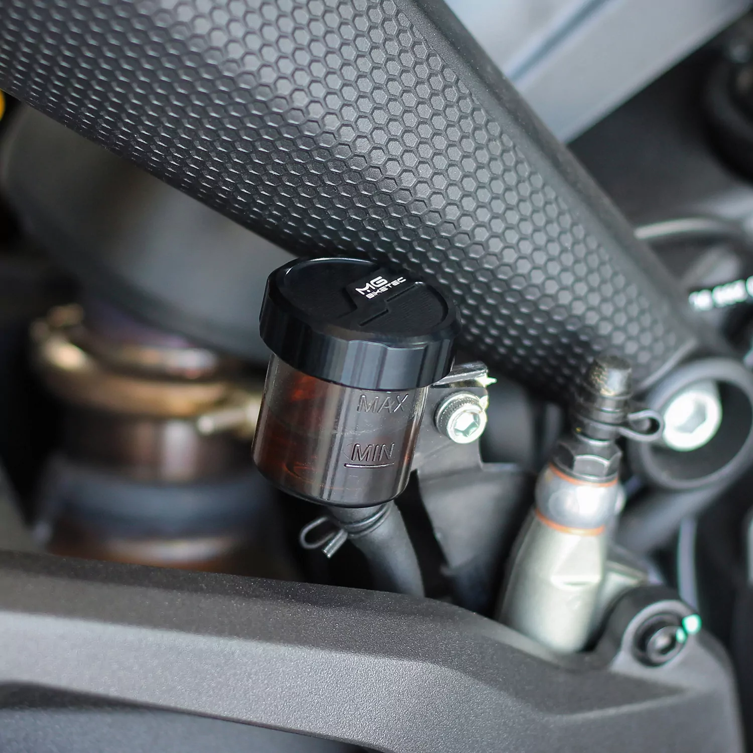 MG Biketec Behälterdeckel- Bremsflüssigkeit hinten für Aprilia RSV 1000 Mille / R ab 1999-2003