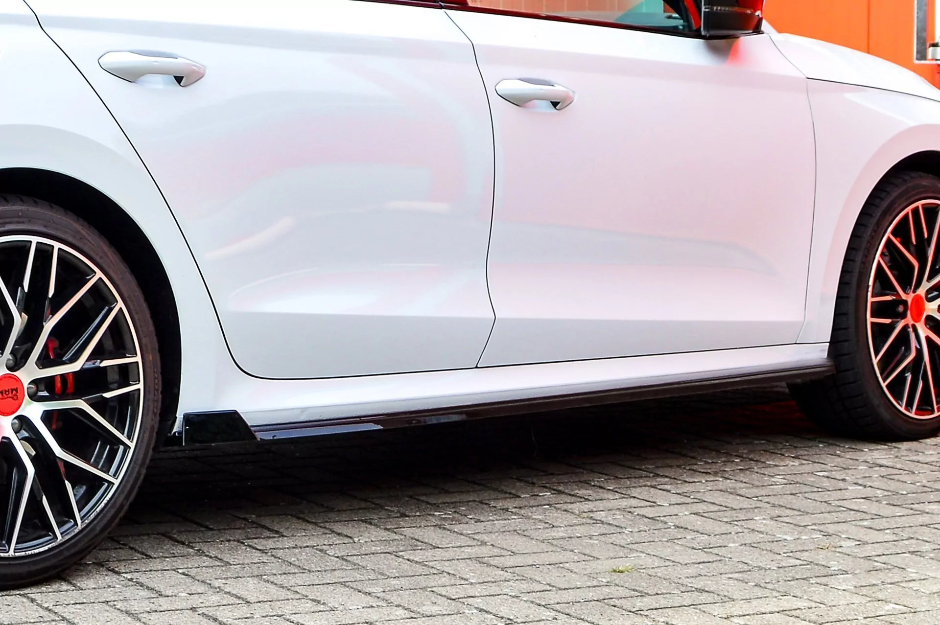 Cup Seitenschweller mit Wing hinten für Skoda Octavia RS NX