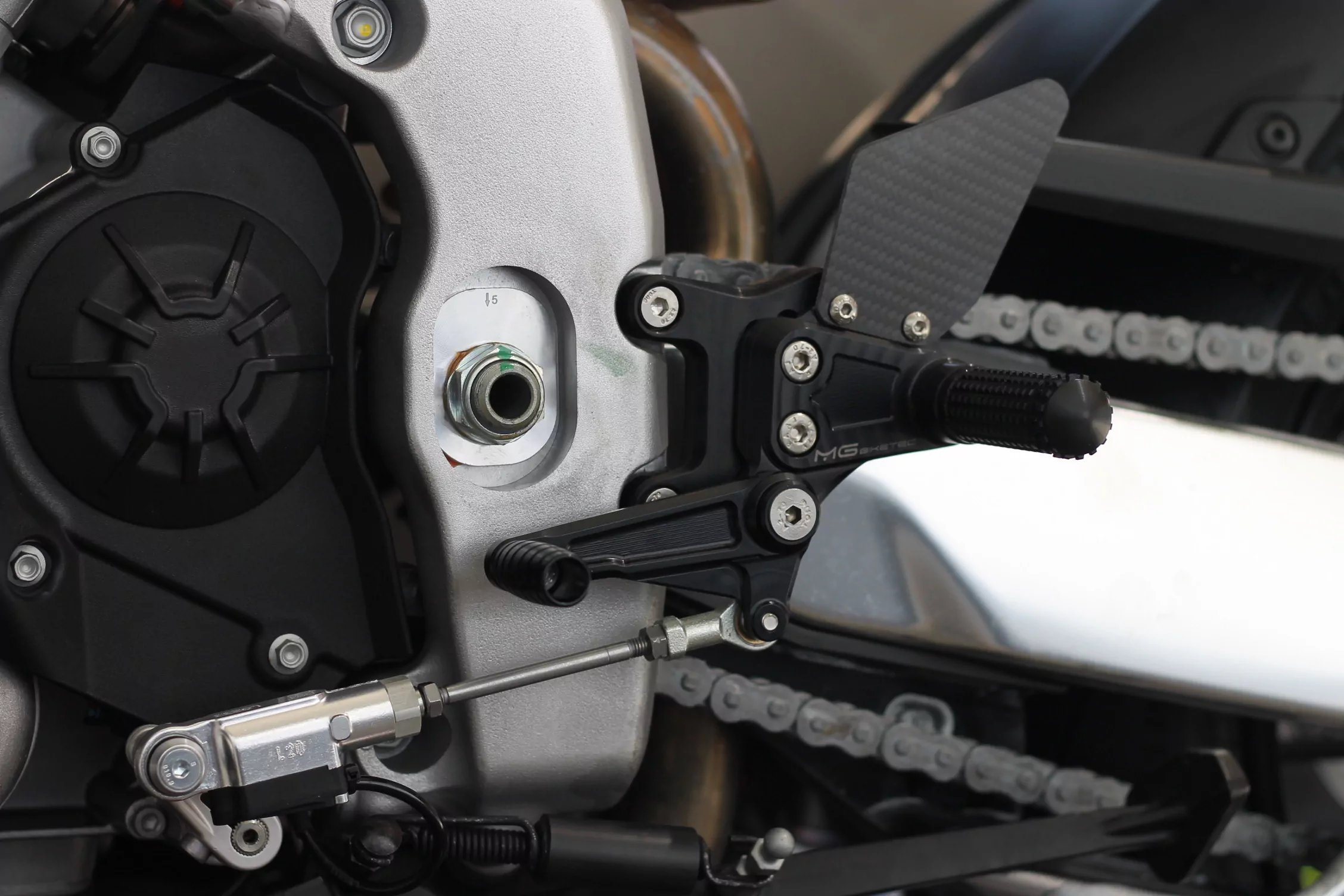 MG Biketec Sportfussrastenanlage / Rastenanlage / Fußrastenanlage mit ABE, gültig in D - A - CH für Aprilia RSV4 1100 / Factory ab 2021