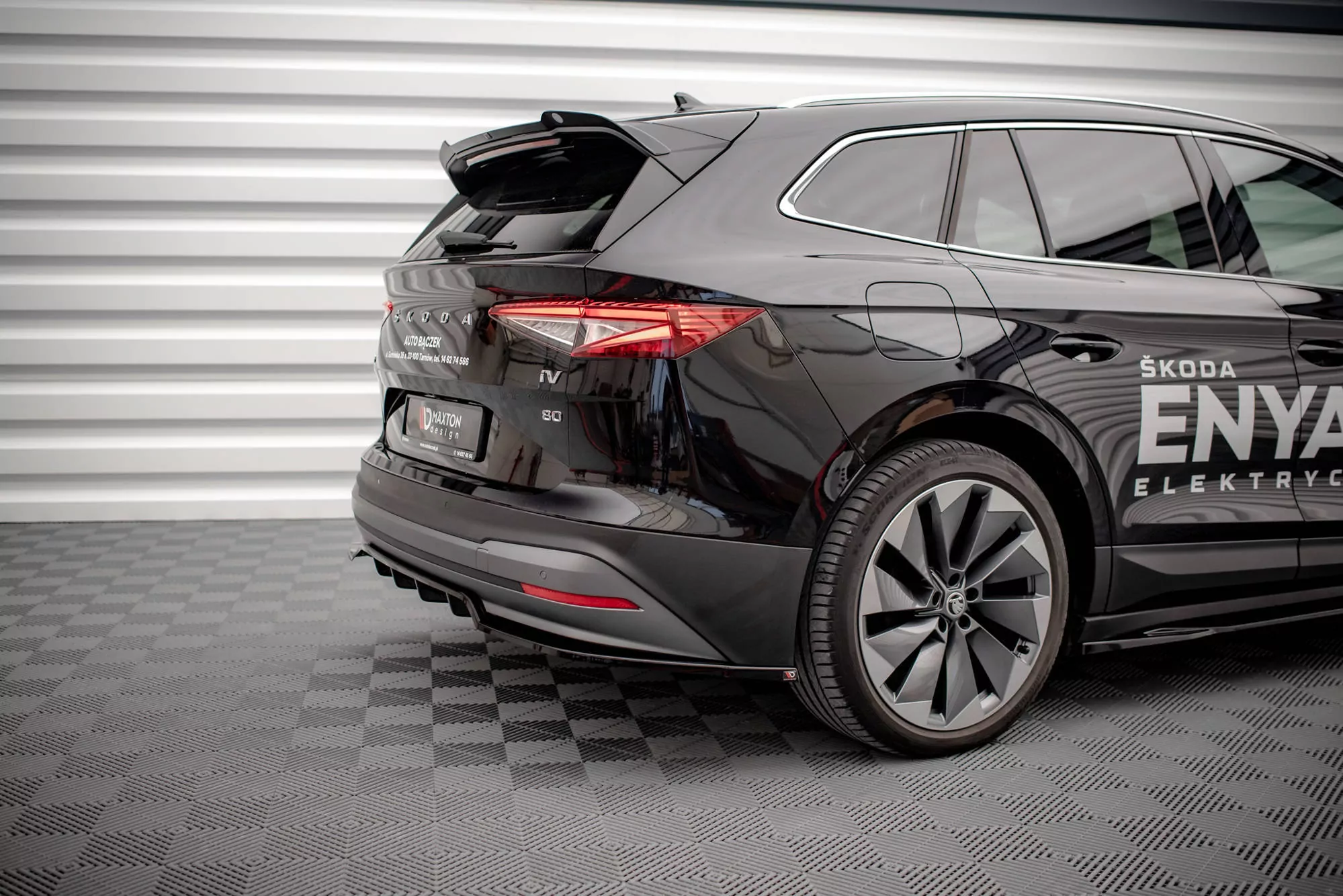 Hinten Splitter (mit Einem Vertikalem Balken) Skoda Enyaq IV Schwarz Hochglanz