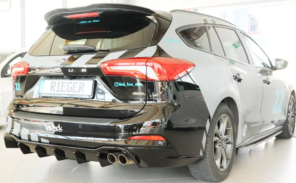 Rieger Heckeinsatz (für Fzg. mit AHK) glanz schwarz für Ford Focus 4 ST (DEH) 5-tür. (Turnier) 04.22- (ab Facelift)