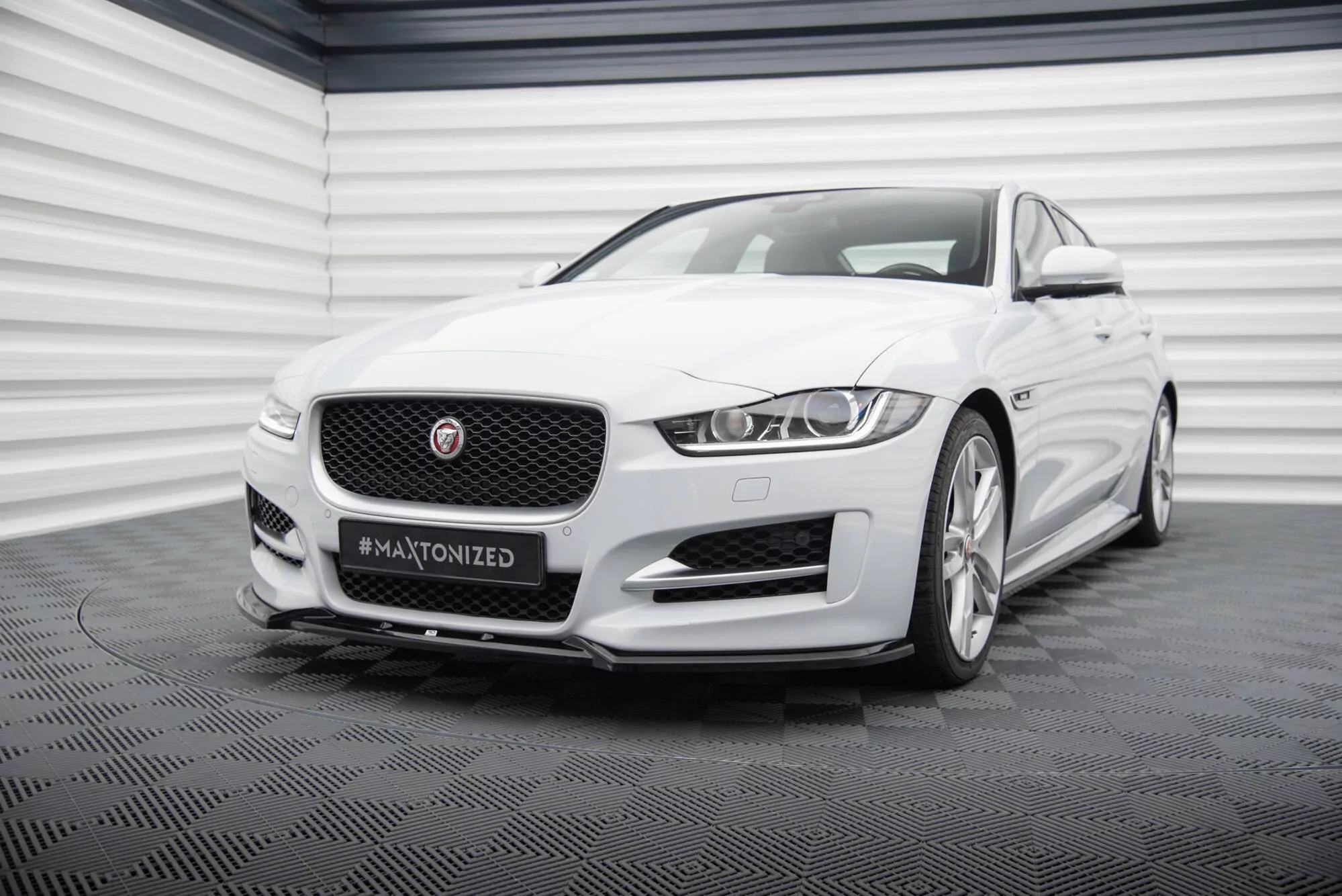 Front Ansatz V.2 Für Jaguar XE R-Sport X760 Schwarz Hochglanz