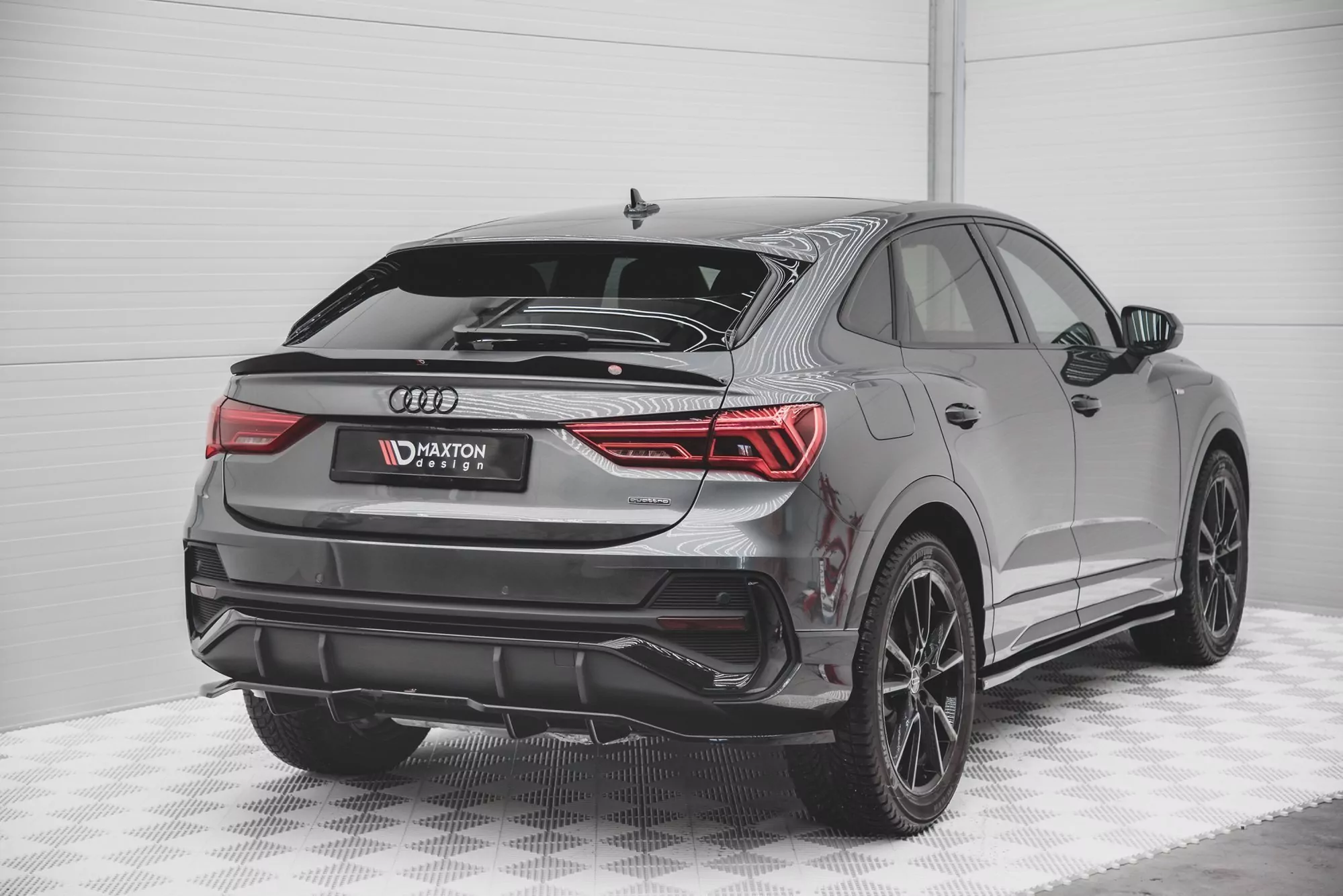 Hinten Splitter (mit Einem Vertikalem Balken) Audi Q3 Sportback S-Line Schwarz Hochglanz