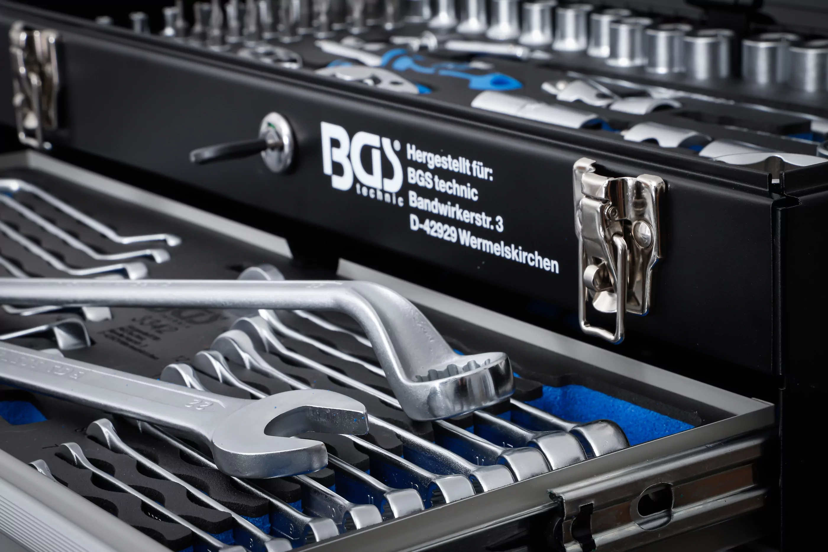 Metall-Werkzeugkoffer | 3 Schubladen | mit 143 Werkzeugen