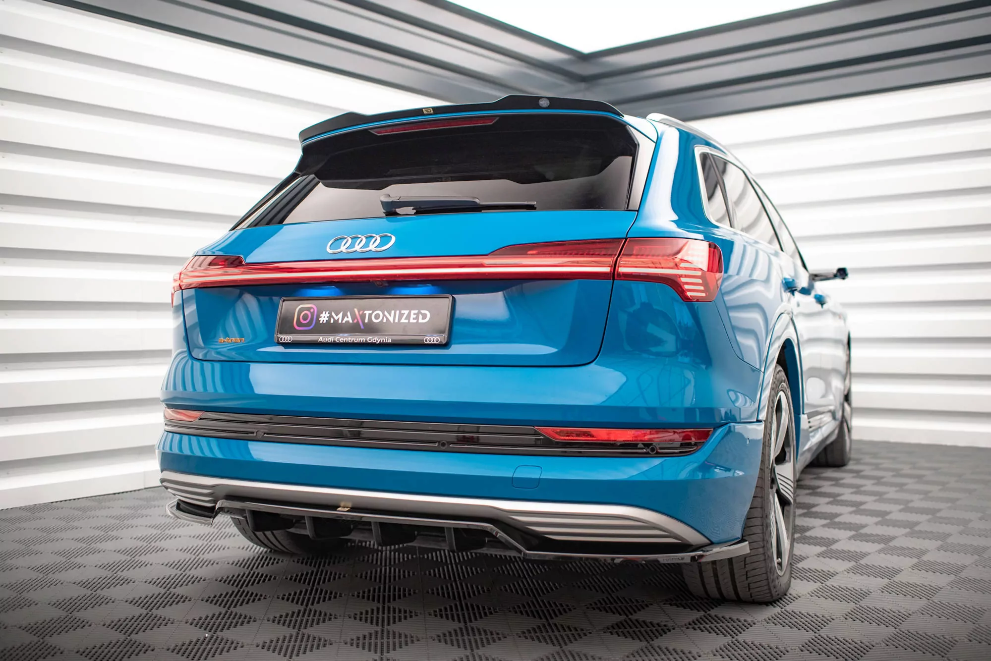 Hinten Splitter (mit Einem Vertikalem Balken) Audi E-tron Schwarz Hochglanz