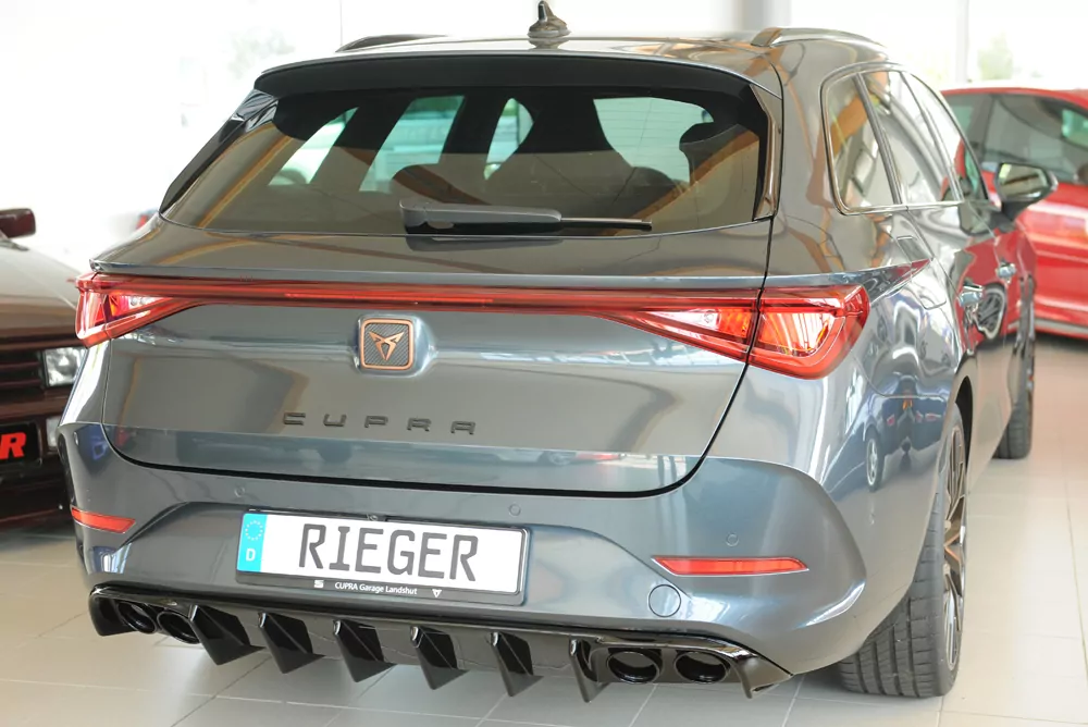 Rieger Heckeinsatz (für Fzg. mit AHK) glanz schwarz für Seat Leon (KL) 5-tür. (ST/Sportstourer) 09.20-06.24 (bis Facelift)